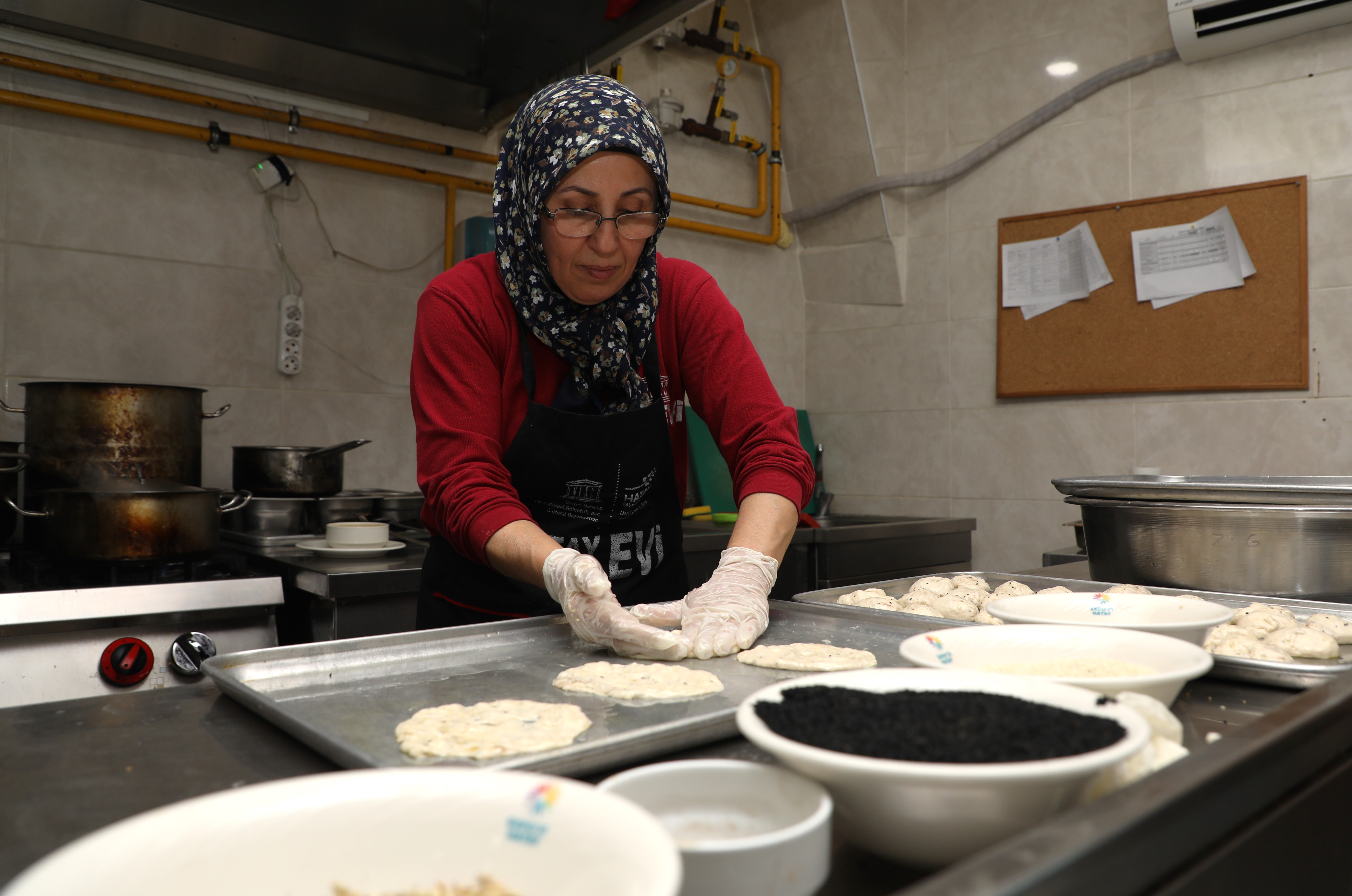 Hatay Büyükşehir Belediyesi, Ras El Seni Bayramı’nda UNESCO Hatay Gastronomi Evi’nde düzenlenen etkinlikle gelenekleri yaşattı, zleybi ikramıyla konukları büyüledi.