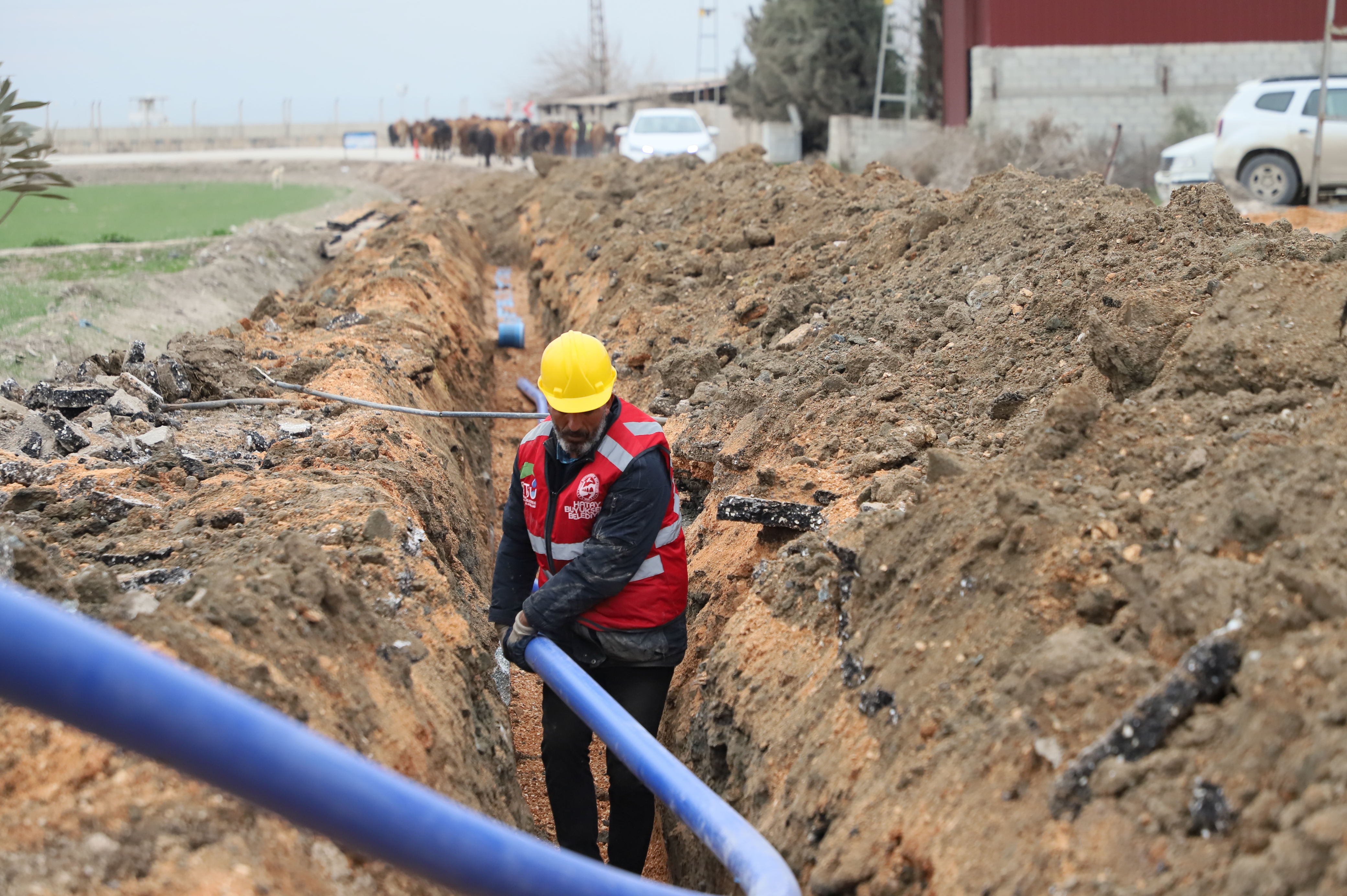 Hatay Büyükşehir Belediyesi, Gülova Mahallesi’nde eskiyen su şebekesini yeniliyor. 3000 metrelik yeni hat ve 200 abone bağlantısıyla kesintisiz su dönemi başlıyor!