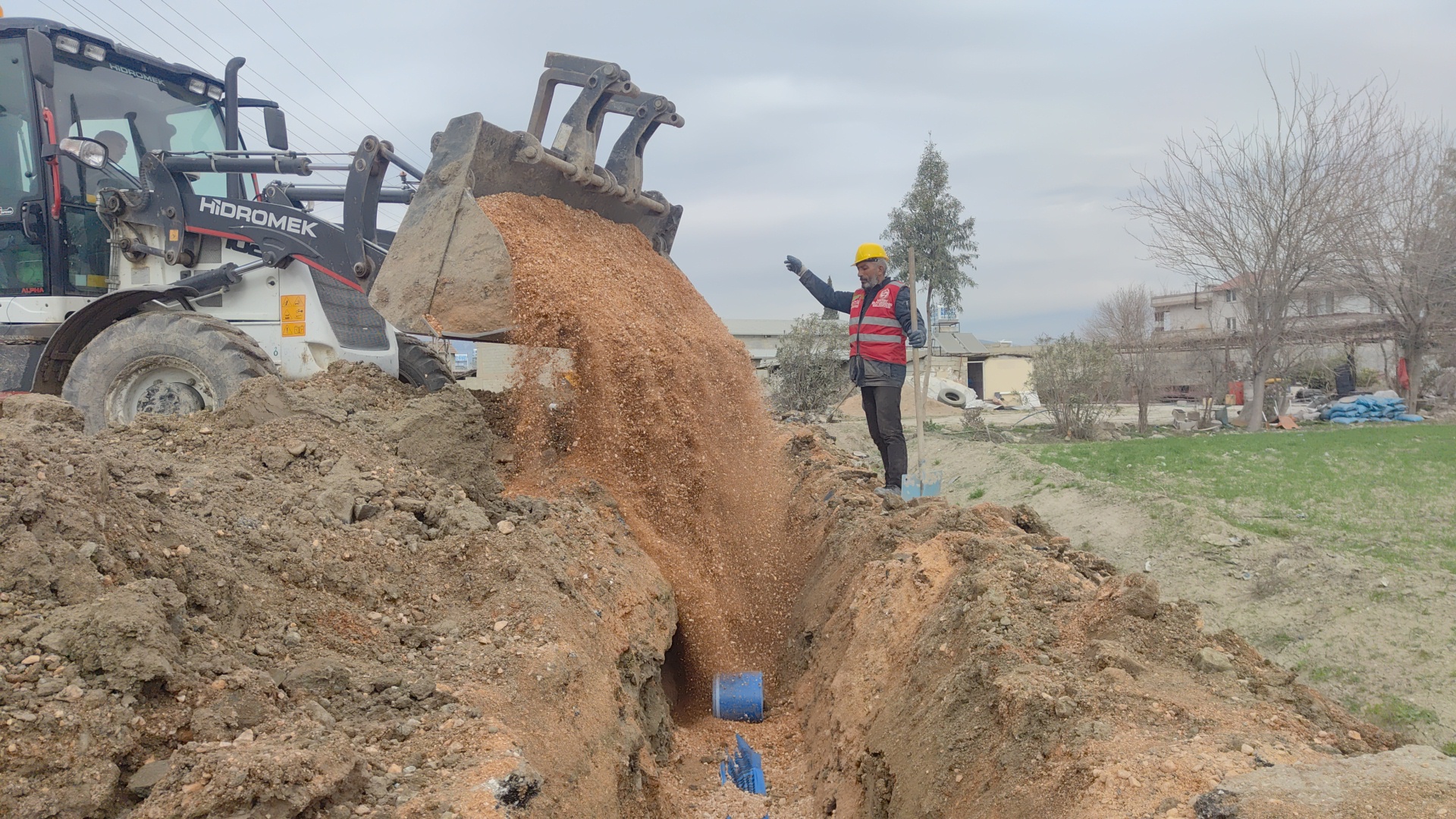 Hatay Büyükşehir Belediyesi, Gülova Mahallesi’nde eskiyen su şebekesini yeniliyor. 3000 metrelik yeni hat ve 200 abone bağlantısıyla kesintisiz su dönemi başlıyor!