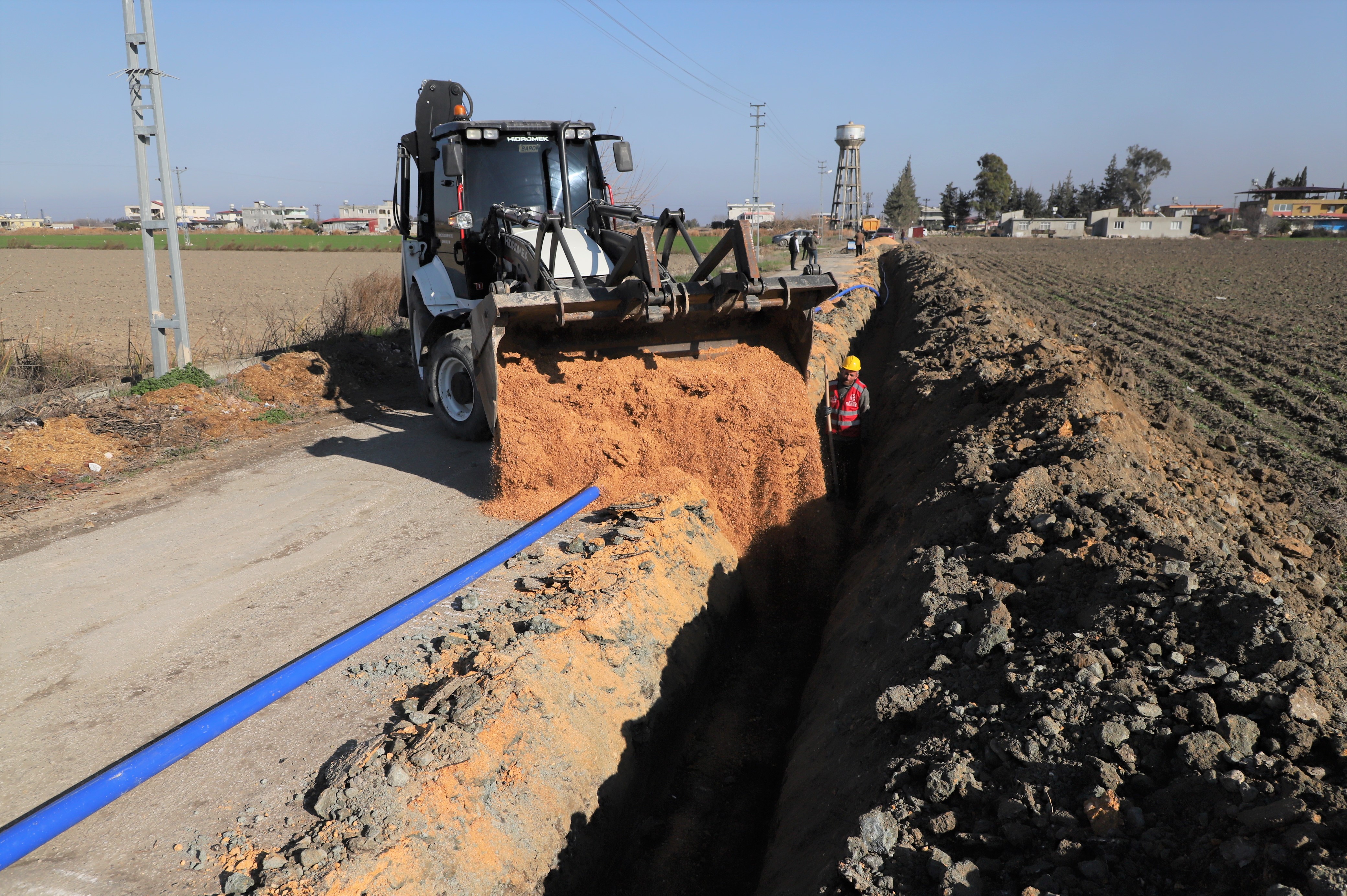 HATSU, Hatay genelinde su kaybını önlemek ve kesintisiz su iletimi sağlamak için çalışmalarını sürdürüyor. Apaydın Mahallesi'nde 8.500 metrelik şebeke yenilendi!