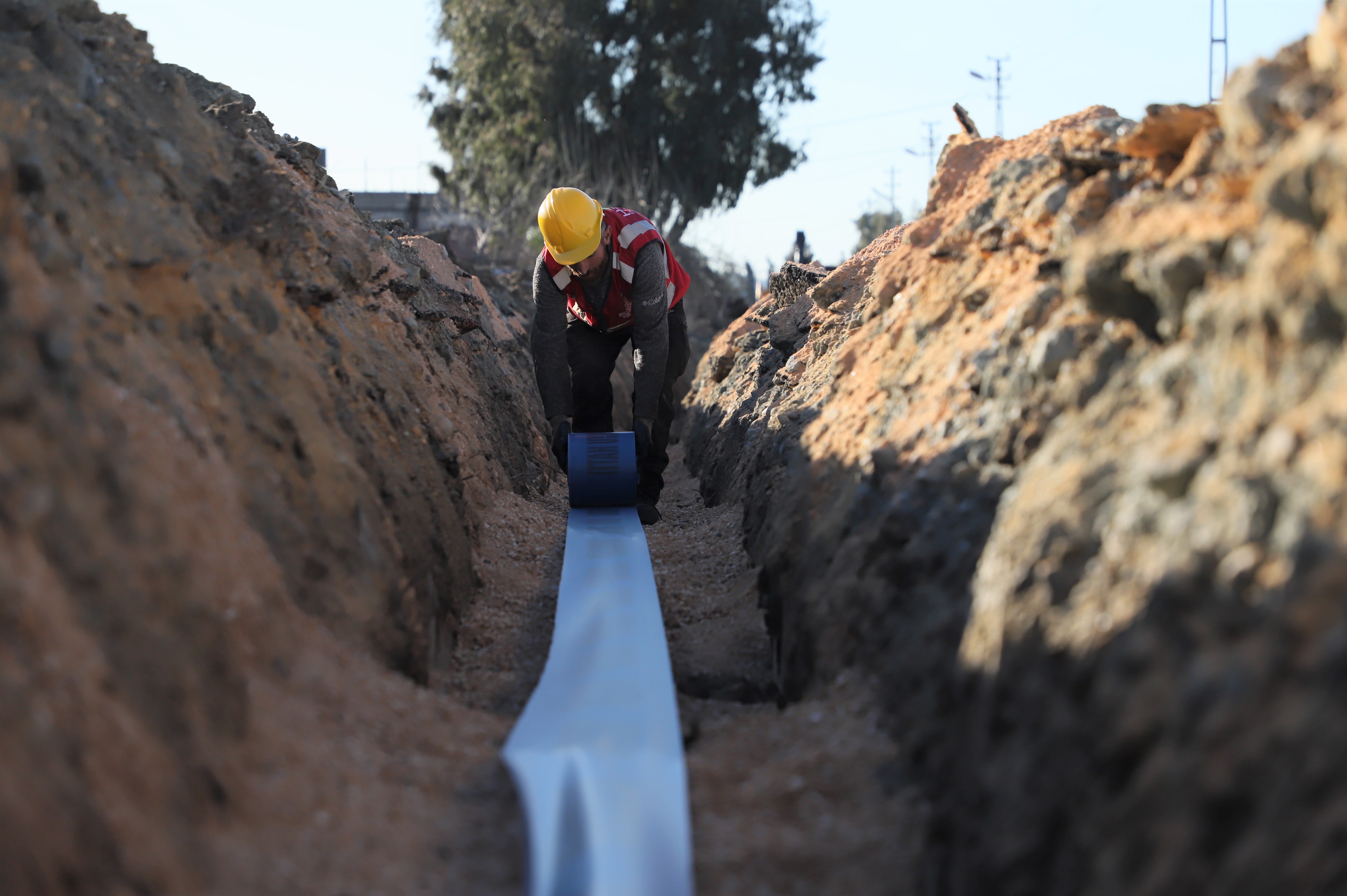 HATSU, Hatay genelinde su kaybını önlemek ve kesintisiz su iletimi sağlamak için çalışmalarını sürdürüyor. Apaydın Mahallesi'nde 8.500 metrelik şebeke yenilendi!