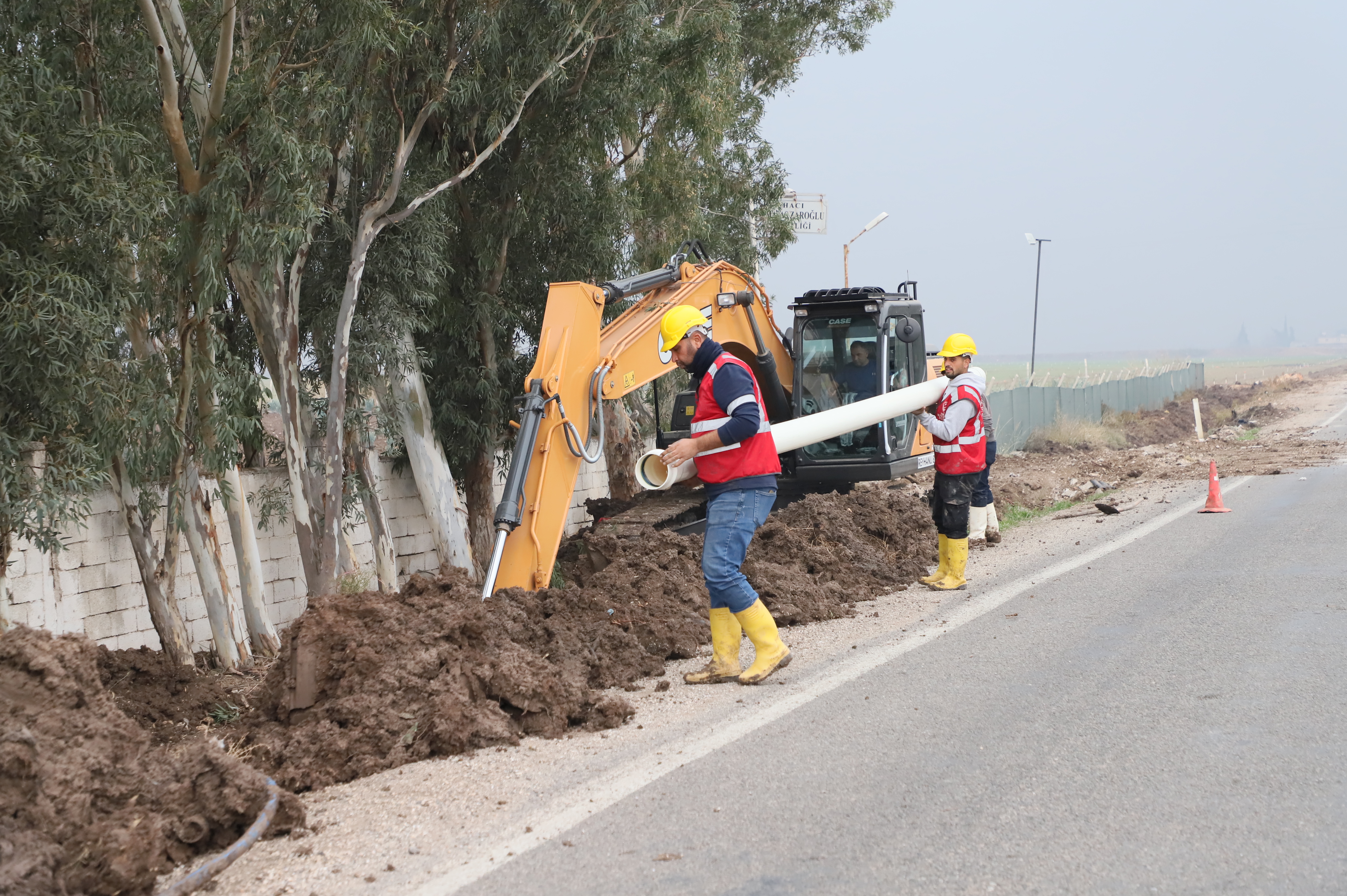 Hatay Büyükşehir Belediyesi, susuz ve altyapısız bölge kalmaması için Reyhanlı ve Kumlu ilçelerinde yeni kuyularla su iletimini güçlendiriyor. Başkan Öntürk'e teşekkürler!