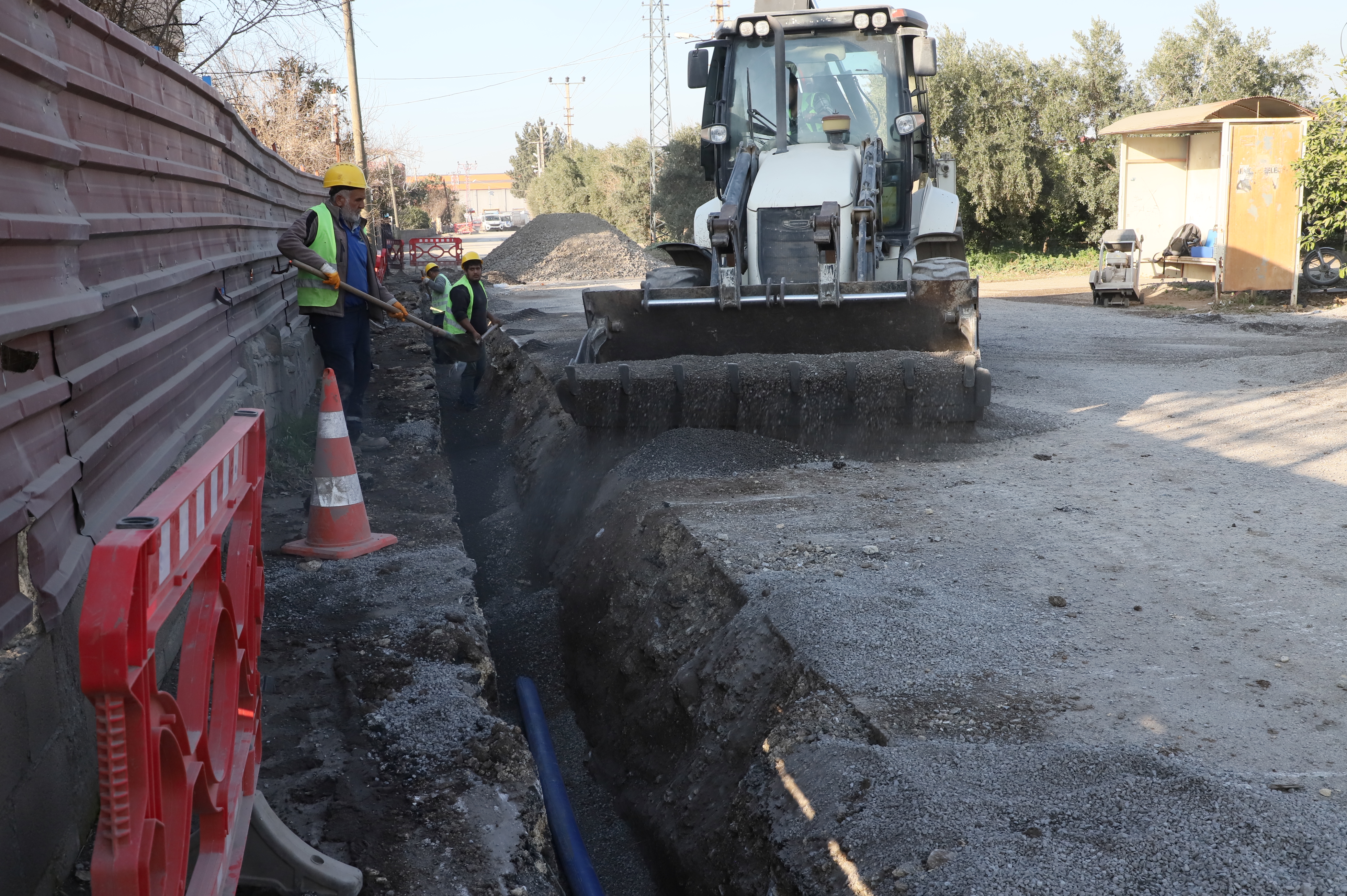 Hatay'da susuz mahalle kalmayacak! HATSU'nun başlattığı projeyle Dörtyol’da 76 bin metre içmesuyu şebekesi yapılacak, 5000 aboneye su sorunsuz ulaşacak.