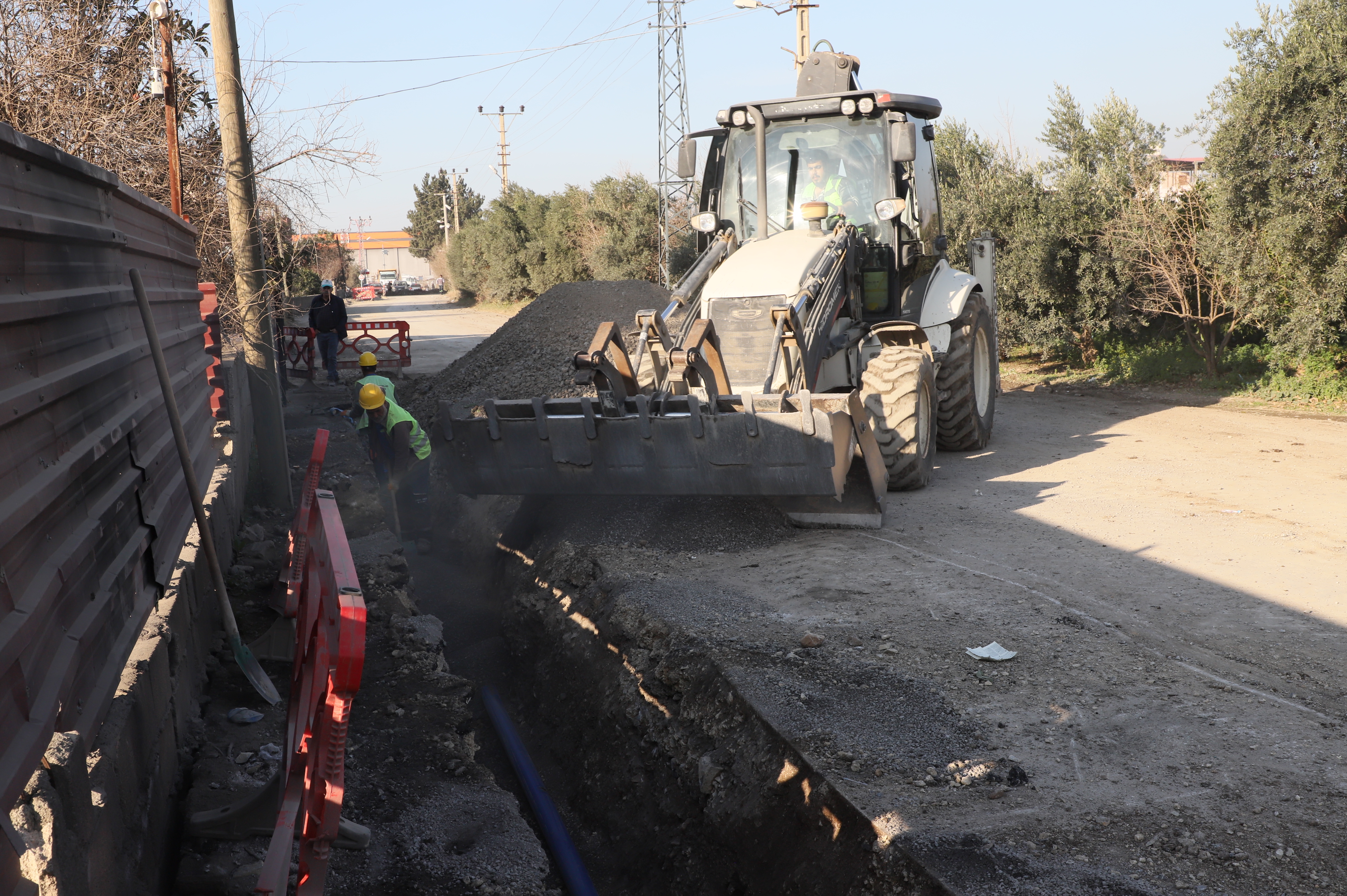 Hatay'da susuz mahalle kalmayacak! HATSU'nun başlattığı projeyle Dörtyol’da 76 bin metre içmesuyu şebekesi yapılacak, 5000 aboneye su sorunsuz ulaşacak.