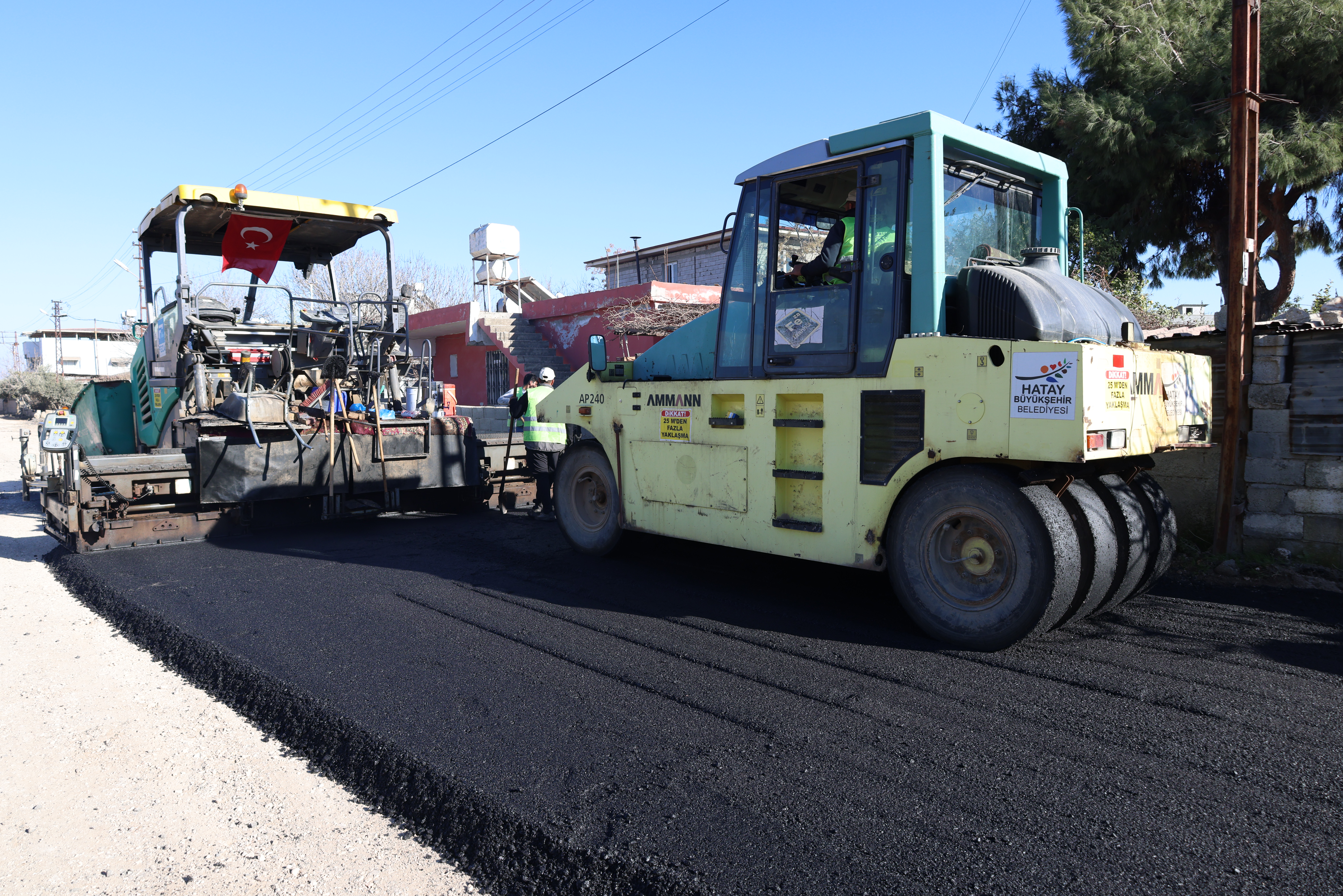 Hatay Büyükşehir Belediyesi, Kumlu’da Sami Oytun ve Sakman Caddeleri’ni beton asfaltla yeniledi. Yollar modernize edilirken güvenli ulaşım için çalışmalar sürüyor!