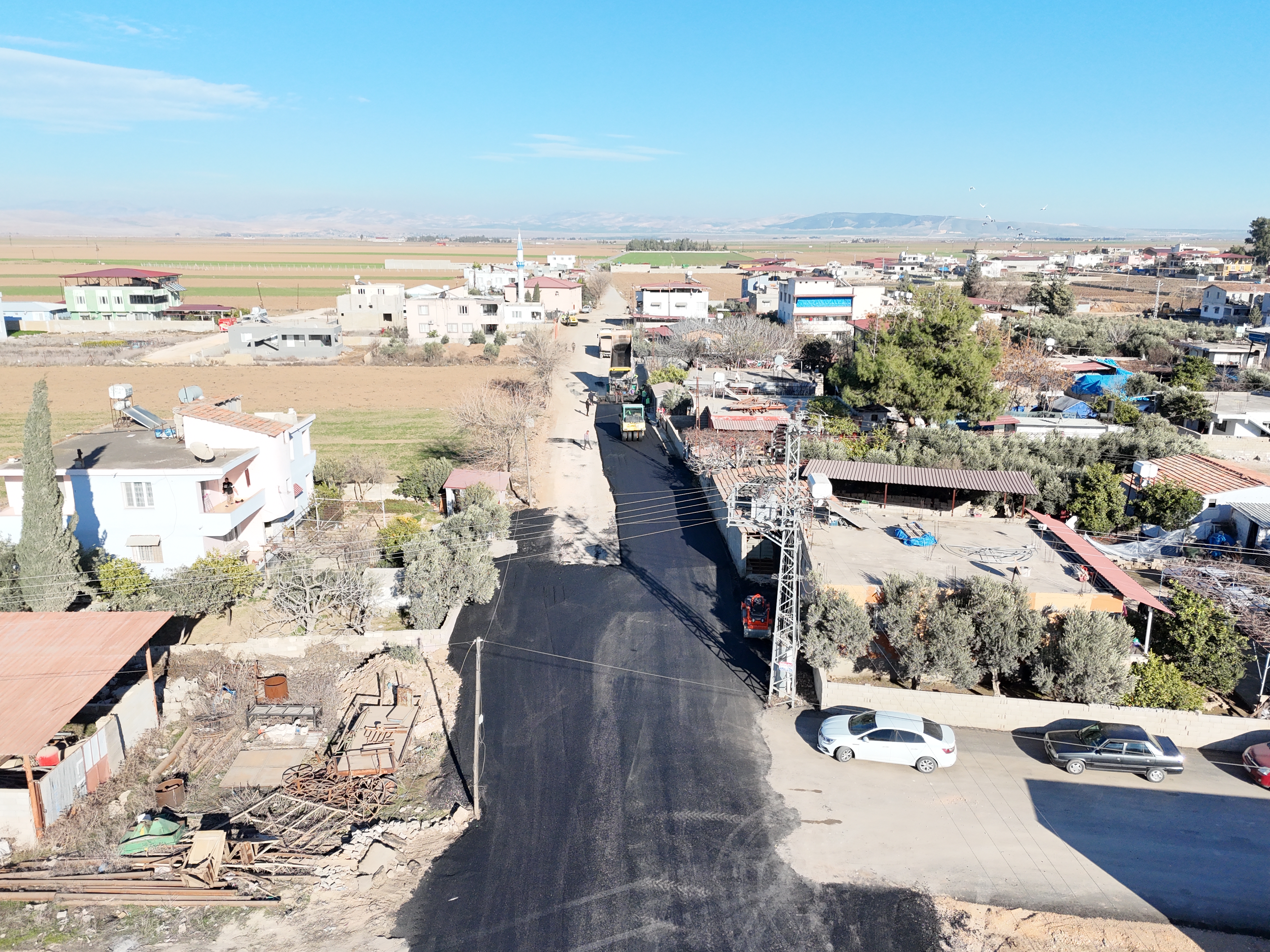 Hatay Büyükşehir Belediyesi, Kumlu’da Sami Oytun ve Sakman Caddeleri’ni beton asfaltla yeniledi. Yollar modernize edilirken güvenli ulaşım için çalışmalar sürüyor!