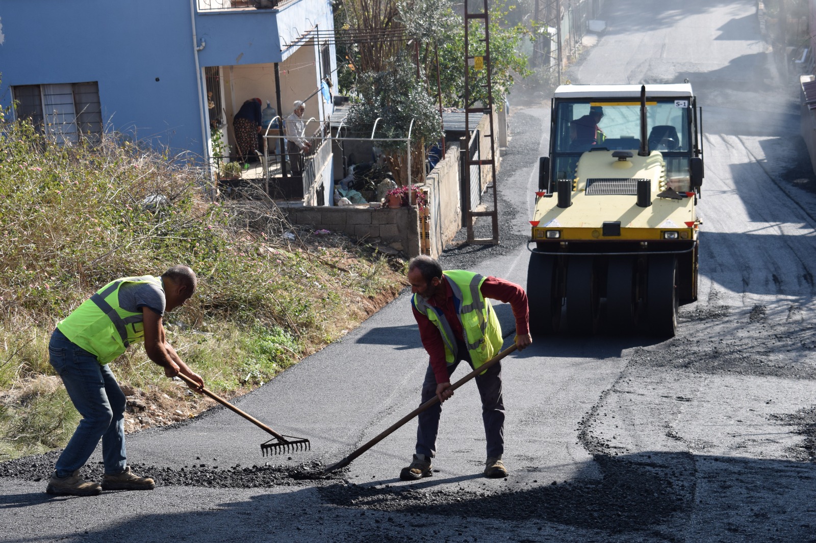 Hatay Büyükşehir Belediyesi, Denizciler Mahallesi’nde eski parke taşlarını kaldırarak 2 bin 700 metre beton asfalt döktü. Çalışmalar 10 ayda 13 km asfalt serimiyle tamamlandı!