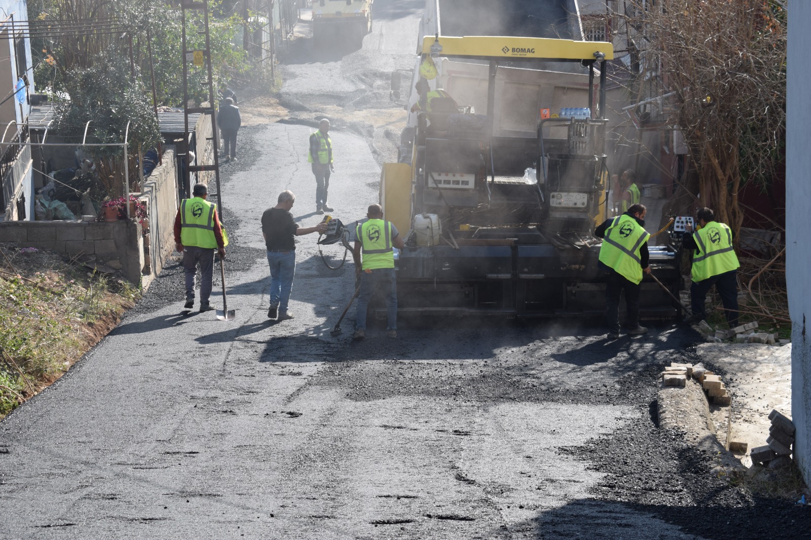 Hatay Büyükşehir Belediyesi, Denizciler Mahallesi’nde eski parke taşlarını kaldırarak 2 bin 700 metre beton asfalt döktü. Çalışmalar 10 ayda 13 km asfalt serimiyle tamamlandı!