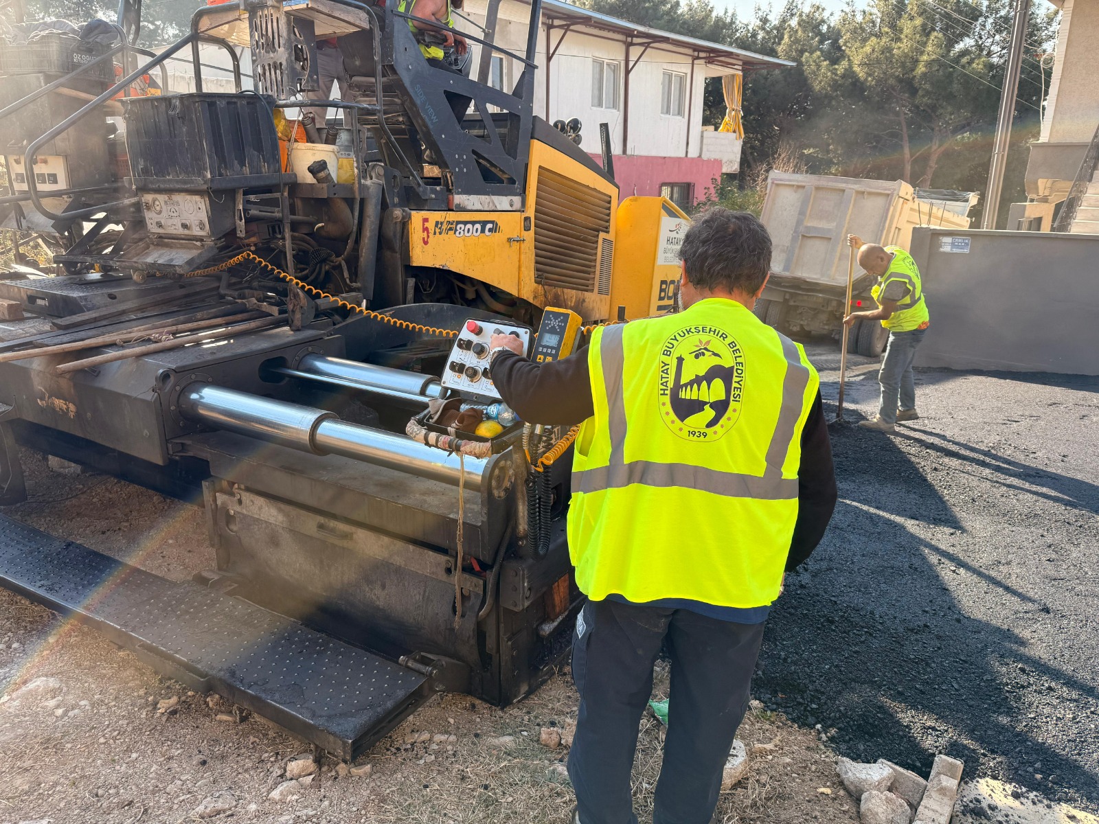 Hatay Büyükşehir Belediyesi, Denizciler Mahallesi’nde eski parke taşlarını kaldırarak 2 bin 700 metre beton asfalt döktü. Çalışmalar 10 ayda 13 km asfalt serimiyle tamamlandı!