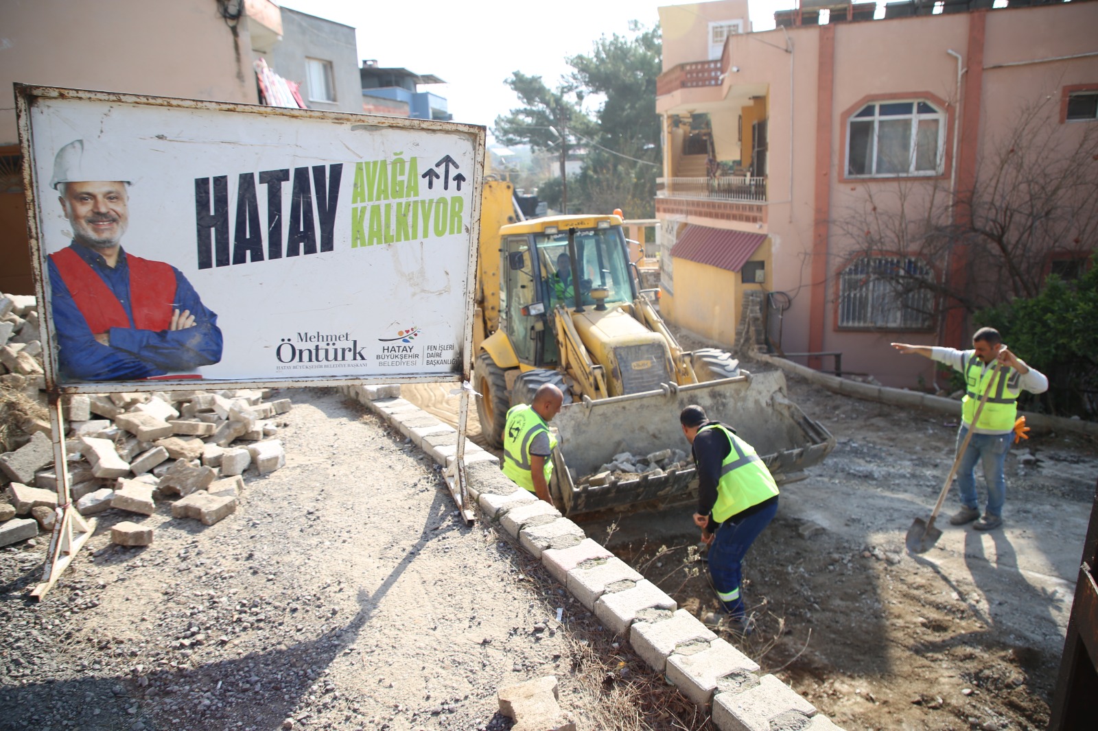 Hatay Büyükşehir Belediyesi, Denizciler Mahallesi’nde eski parke taşlarını kaldırarak 2 bin 700 metre beton asfalt döktü. Çalışmalar 10 ayda 13 km asfalt serimiyle tamamlandı!