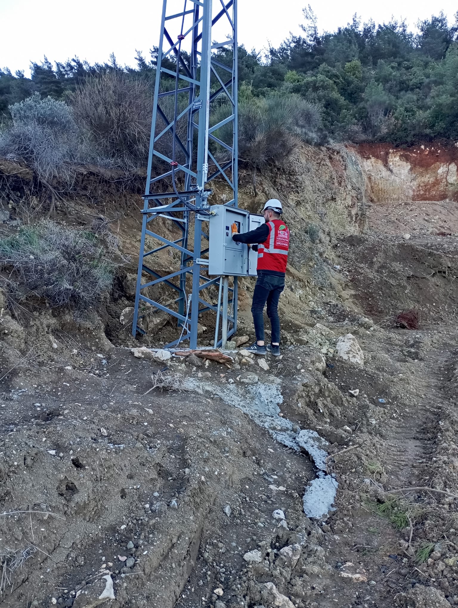 HATSU, Yayladağı Yukarıokçular Mahallesi’nde içme suyu sorununu çözmek için sondaj kuyusu, 500 metre hat ve elektrik bağlantısı çalışmalarını tamamladı.