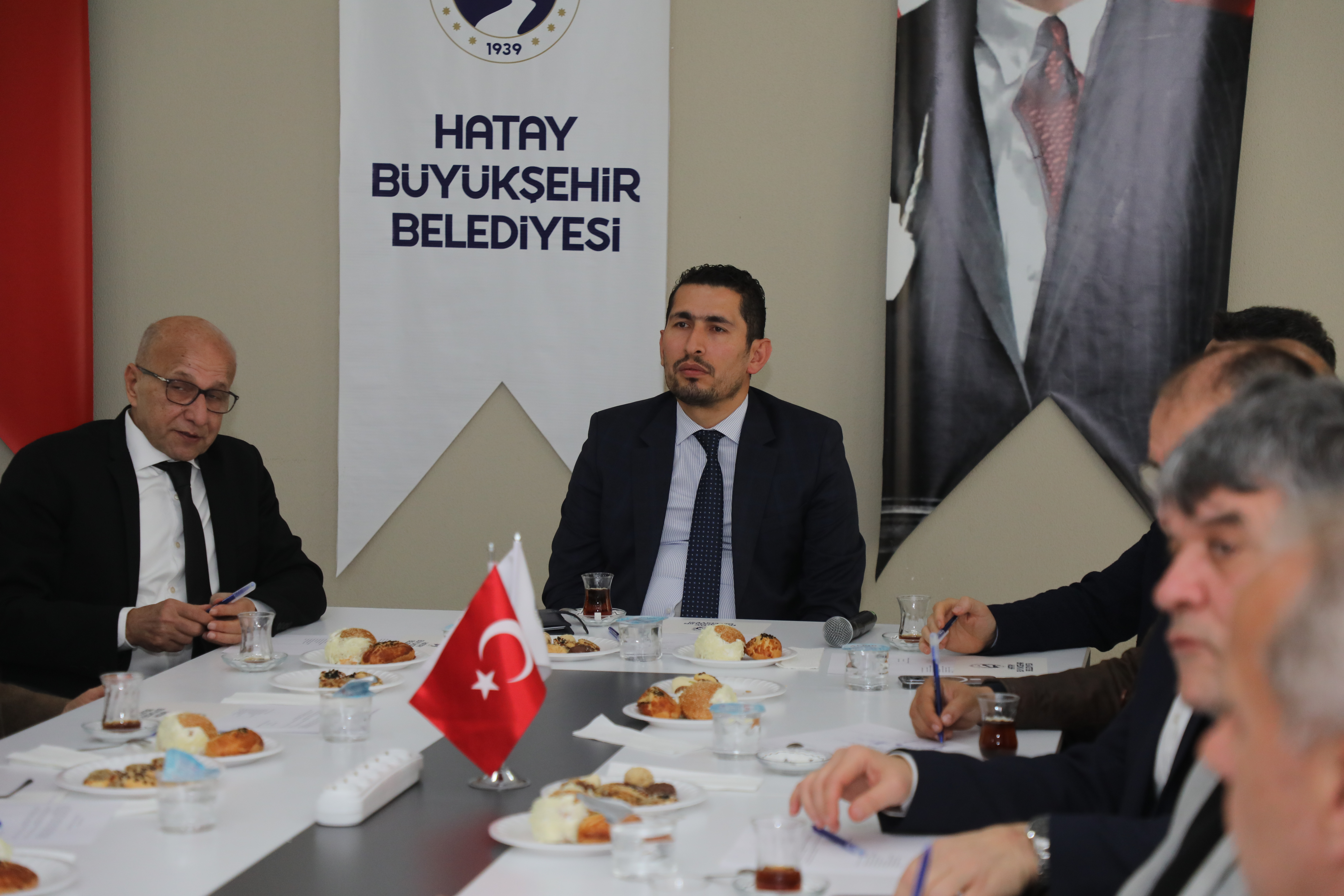 Hatay Hizmet Vakfı 2025 Yılı 1. Olağan Genel Kurulu'nda, deprem sonrası durum değerlendirildi, yeni projeler ve stratejiler ele alındı. Detaylar haberimizde!