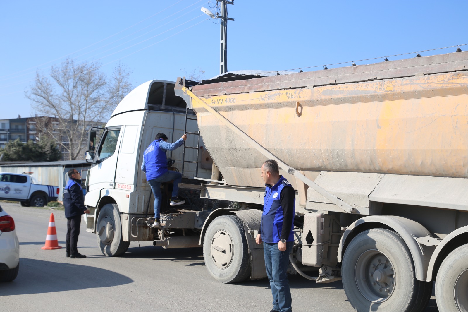 Hatay Büyükşehir Belediyesi, toplu ulaşım araçlarından hafriyat kamyonlarına kadar tüm araçları denetliyor. Kurallara uymayanlara ceza uygulanıyor! Denetimler devam ediyor.