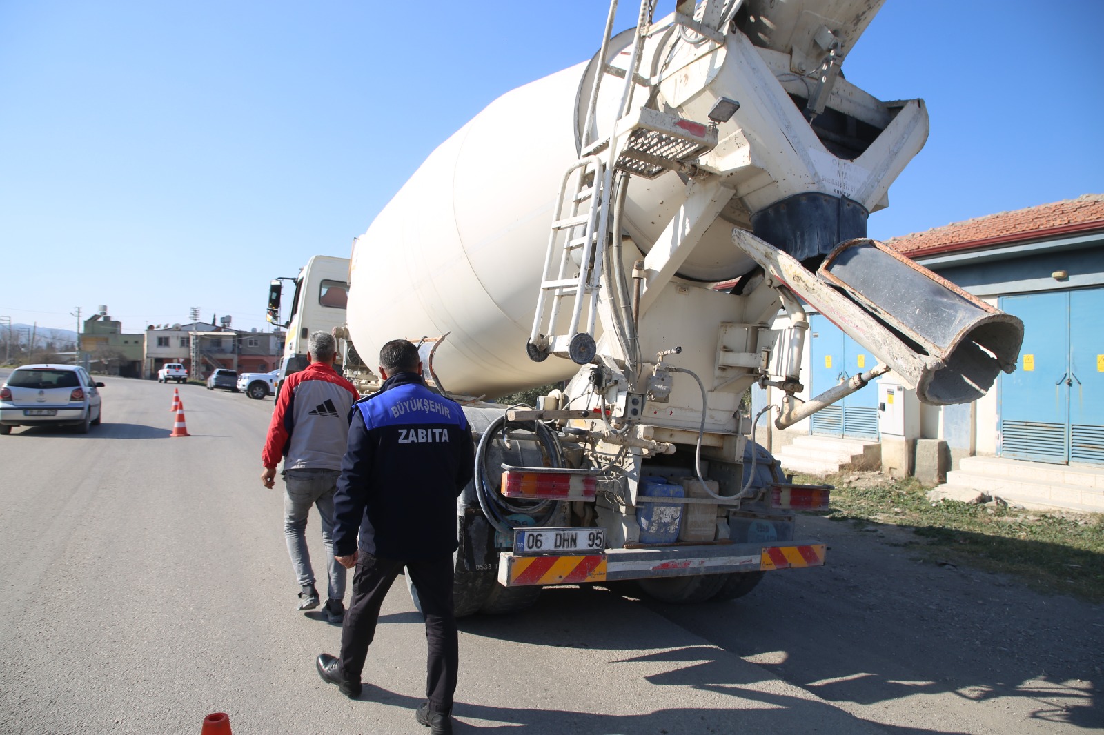 Hatay Büyükşehir Belediyesi, toplu ulaşım araçlarından hafriyat kamyonlarına kadar tüm araçları denetliyor. Kurallara uymayanlara ceza uygulanıyor! Denetimler devam ediyor.