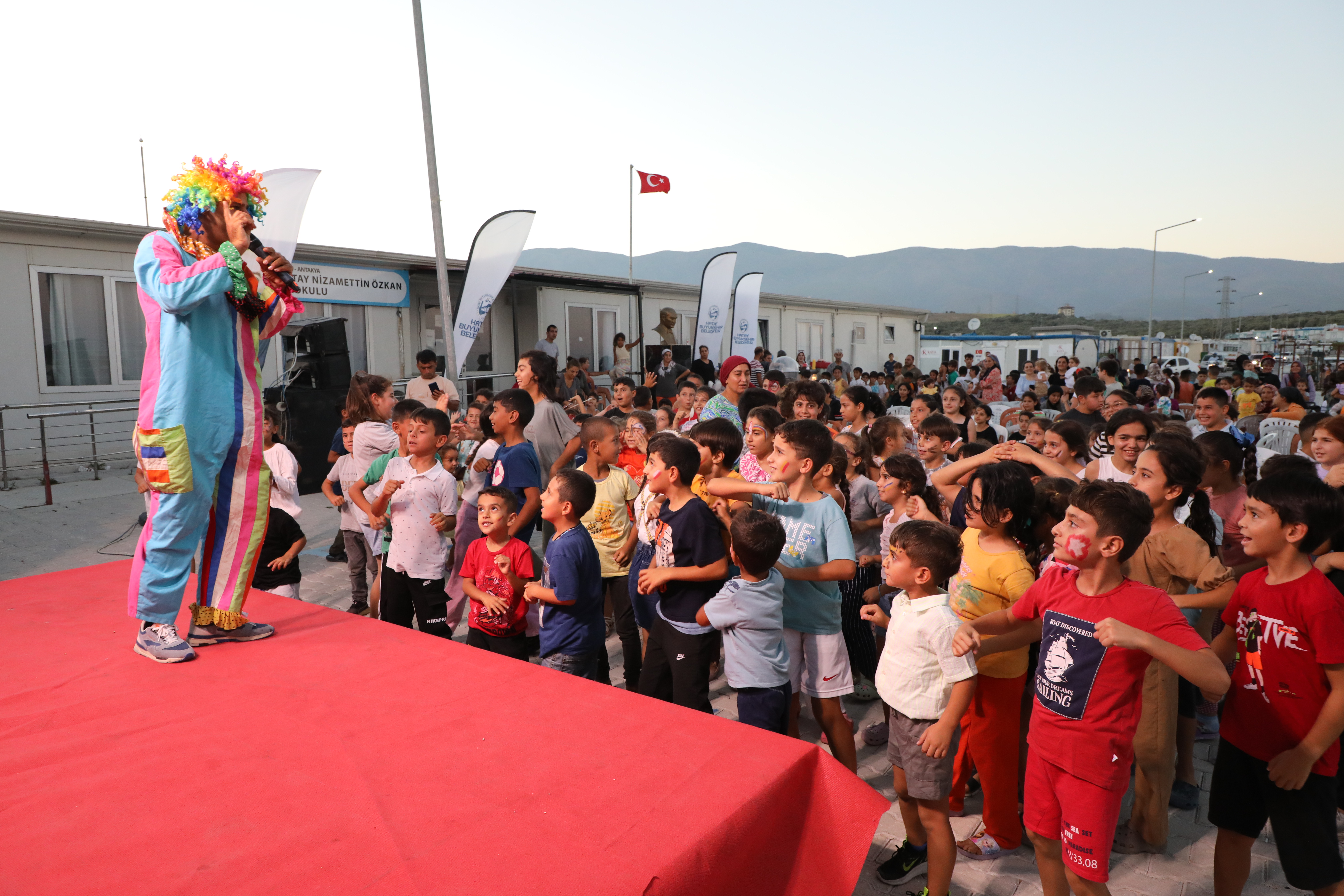 Hatay Büyükşehir Belediyesi, 2024'te düzenlediği etkinliklerle 10 bin 690 çocuğa ulaştı. Şenlik ve sinema gösterimleriyle çocuklara unutulmaz anlar yaşattı.