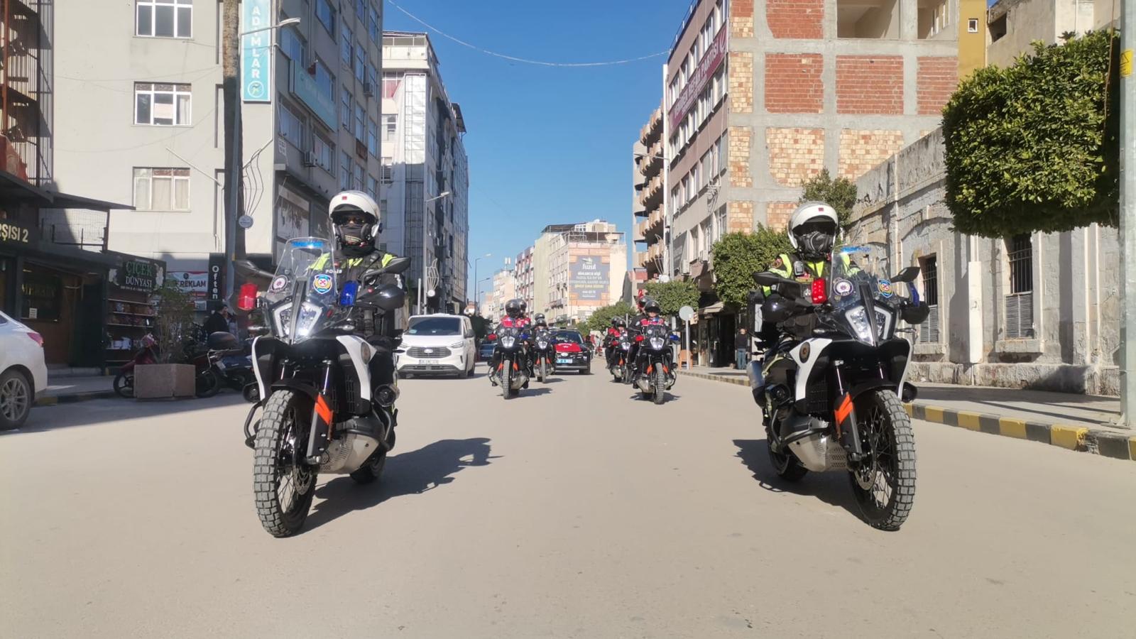 İskenderun İlçe Emniyet Müdürlüğü'ne kazandırılan 23 yeni araç, güvenlik için büyük bir adım! Atatürk Anıtı'nda düzenlenen törenle tanıtıldı, güvenlik güçlerine güç katacak.