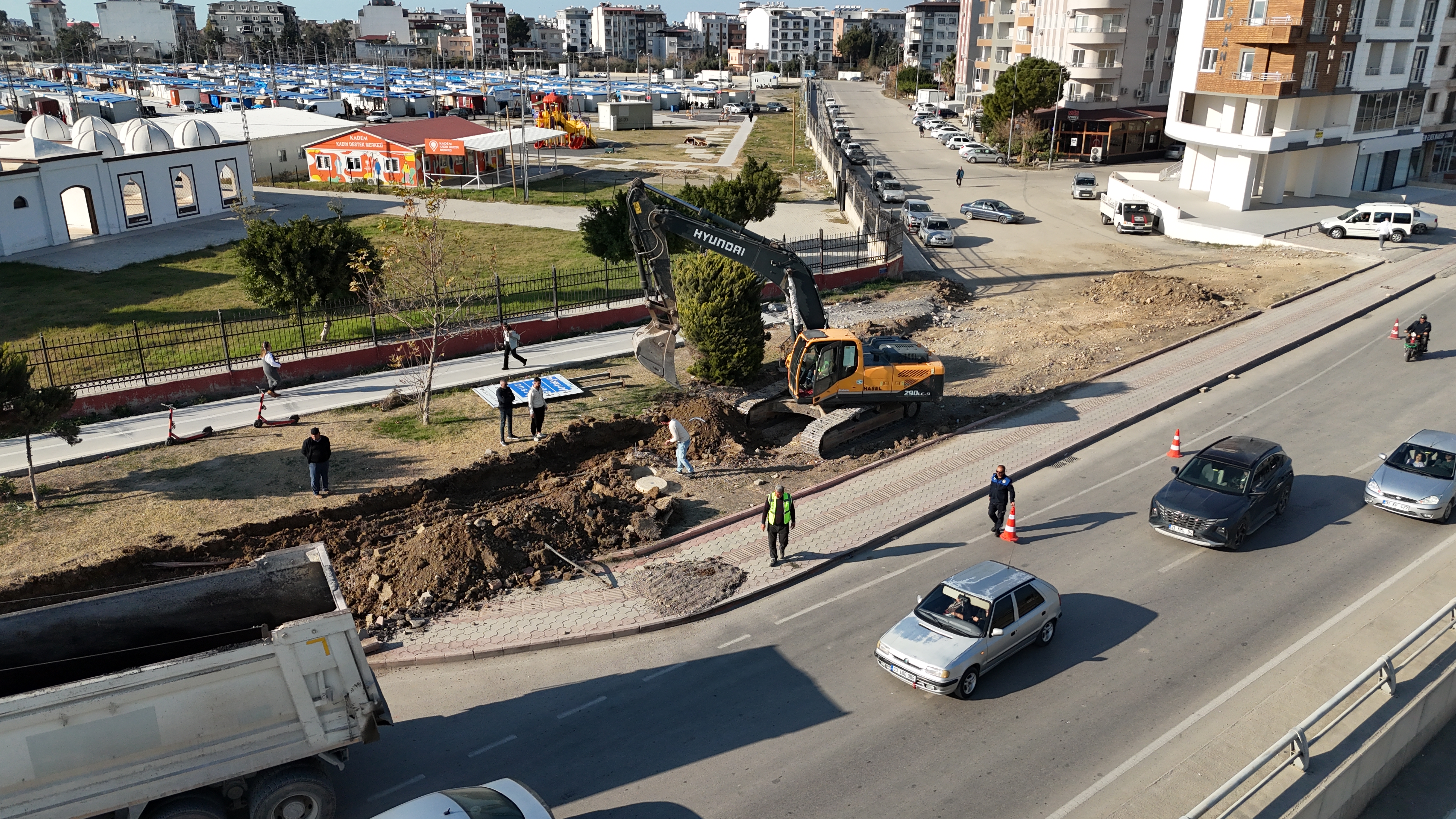 Hatay Büyükşehir Belediyesi, İskenderun’da trafik akışını hızlandıracak yeni bağlantı yolu ve kavşak modernizasyonuna başladı. Peki, bu çalışmalar bölgeye nasıl etki edecek?