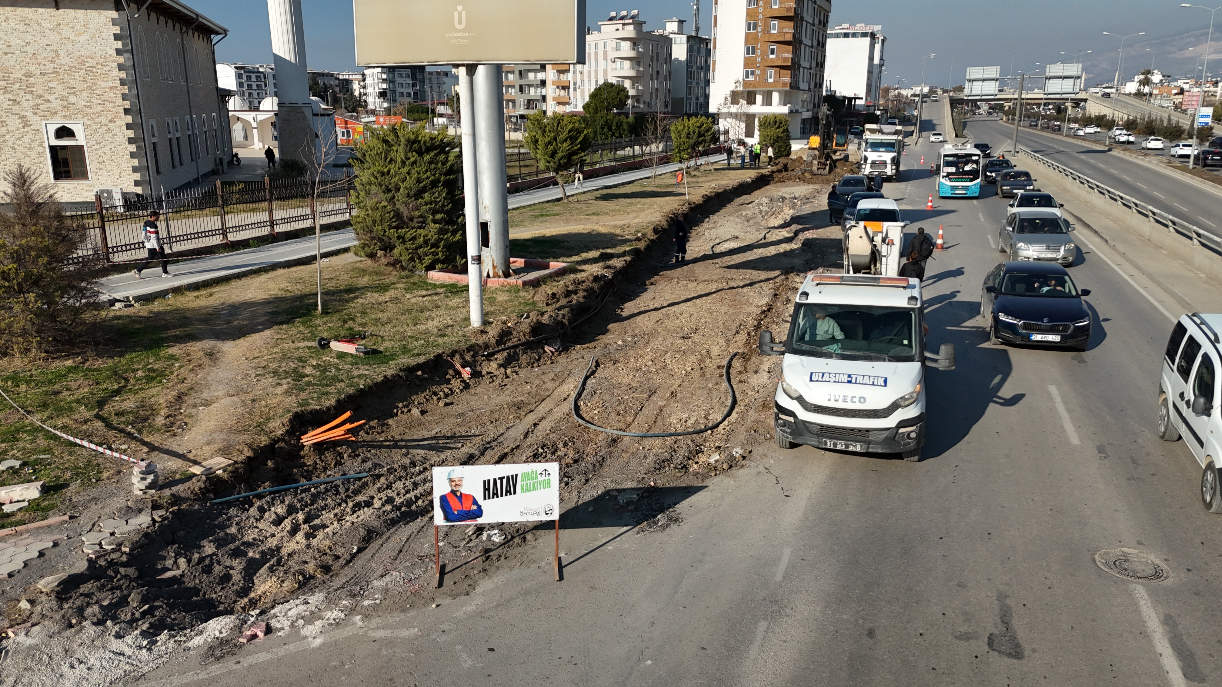 Hatay Büyükşehir Belediyesi, İskenderun’da trafik akışını hızlandıracak yeni bağlantı yolu ve kavşak modernizasyonuna başladı. Peki, bu çalışmalar bölgeye nasıl etki edecek?