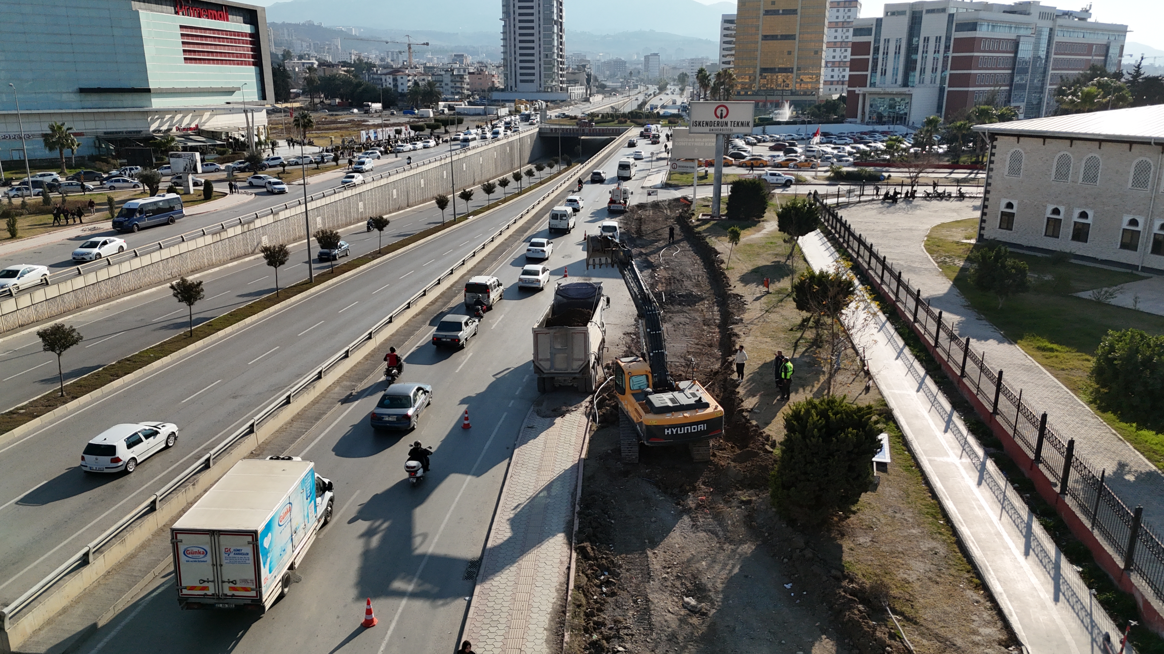 Hatay Büyükşehir Belediyesi, İskenderun’da trafik akışını hızlandıracak yeni bağlantı yolu ve kavşak modernizasyonuna başladı. Peki, bu çalışmalar bölgeye nasıl etki edecek?