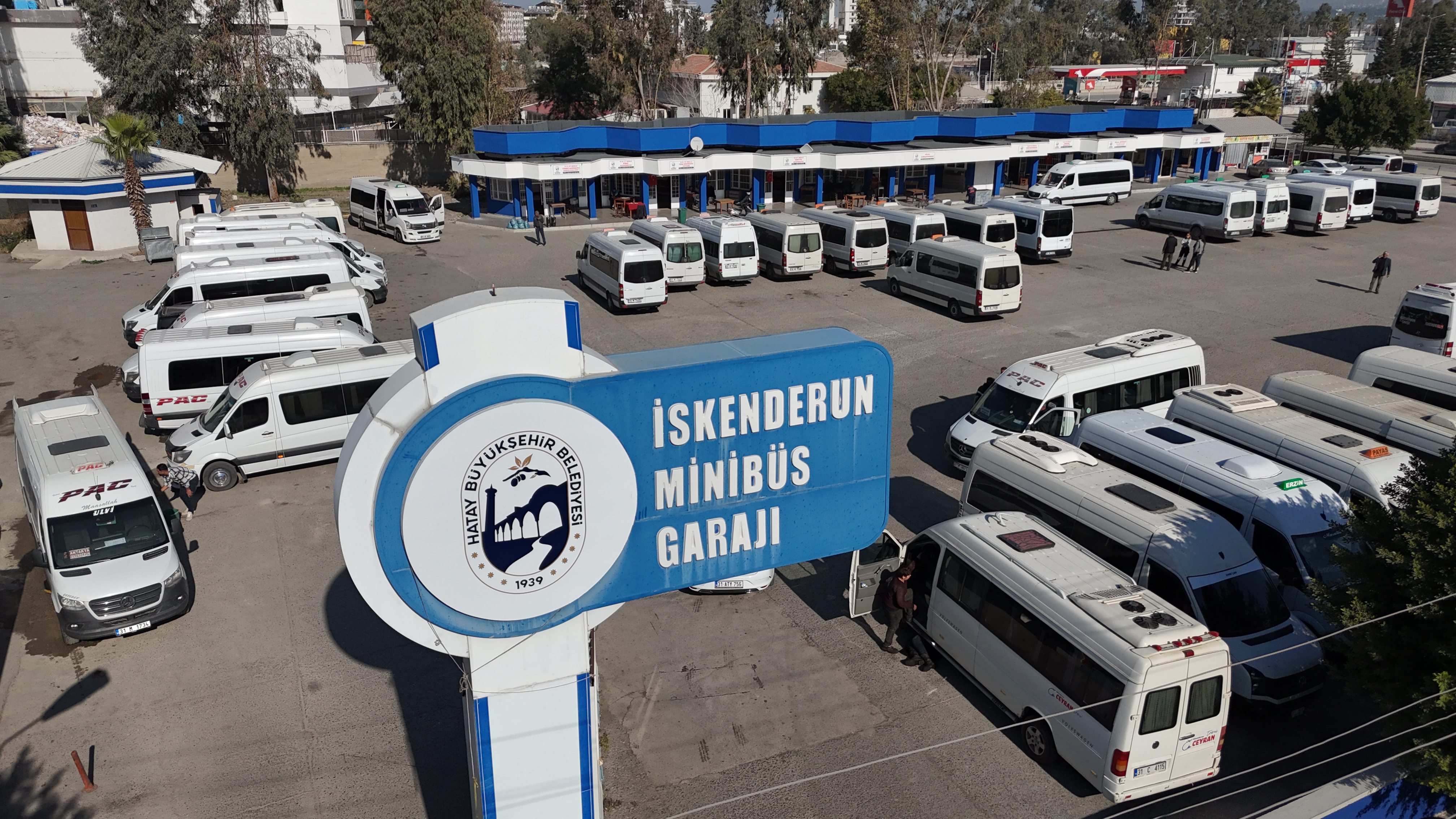 Hatay Büyükşehir Belediyesi, İskenderun Minibüs Garajı’nı baştan sona yenileyerek esnafın 40 yıllık sorununu çözdü. İşte yeni garajın detayları!