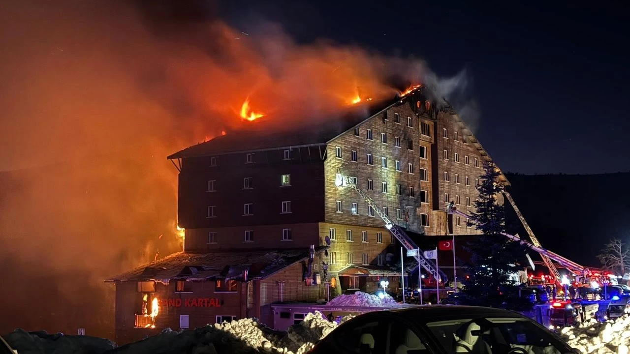 Bolu Kartalkaya Kayak Merkezi’nde lüks bir otelde çıkan yangın, Türkiye’yi yasa boğdu. 76 kişi hayatını kaybederken, yaralılar ve kayıp yakınları için arama çalışmaları sürüyor.