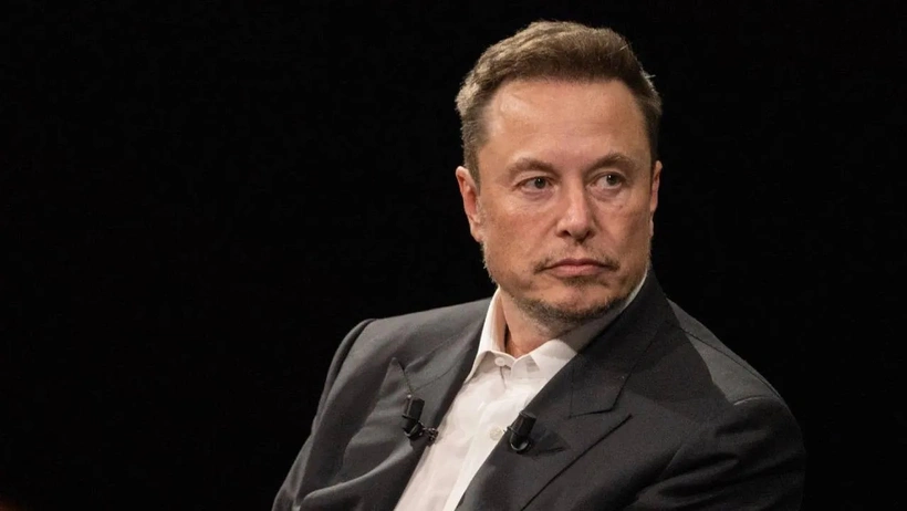 Elon Musk yeniden İngiltere siyasetine müdahale etti. Kral Charles'a erken seçim çağrısı yaparken, Başbakan Starmer'ı çocuk istismarı skandallarına karışmakla suçladı.