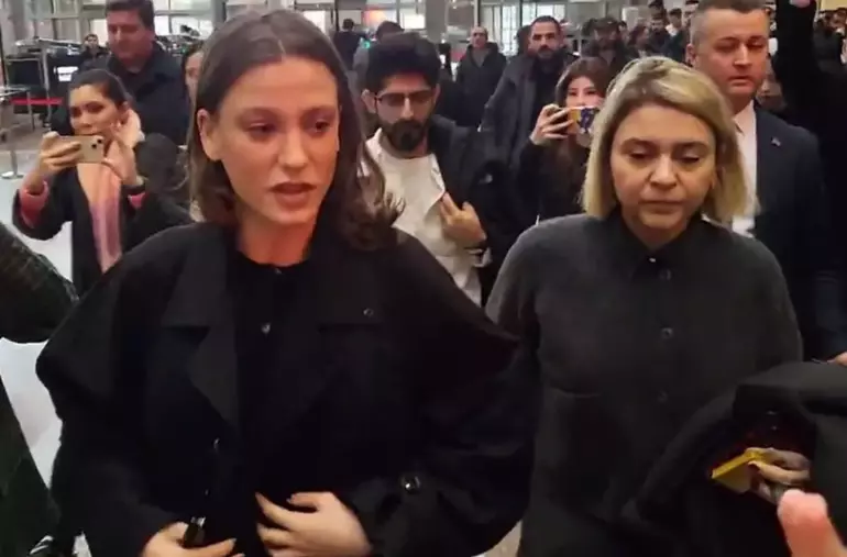 Serenay Sarıkaya, menajeri Ayşe Barım hakkındaki iddialar için tanık sıfatıyla ifade verdi. "Emeğimle buradayım, bu çabalar beni yıldırmaz" dedi.