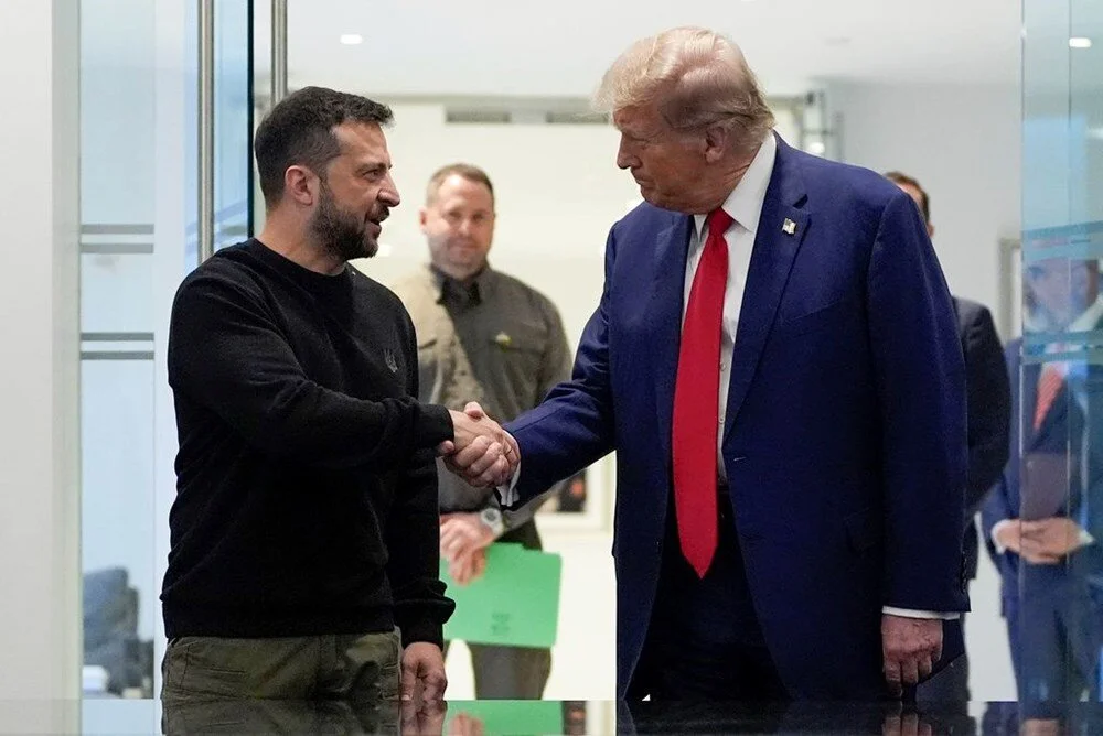 Ukrayna, Rus drone saldırılarıyla yeni yıla girerken, savaşın zorlu etkileri devam ediyor. Trump'ın başkanlığa dönüşü beklenirken, Biden’a yönelik hayal kırıklığı büyüyor ve Kiev'deki moral düşük.