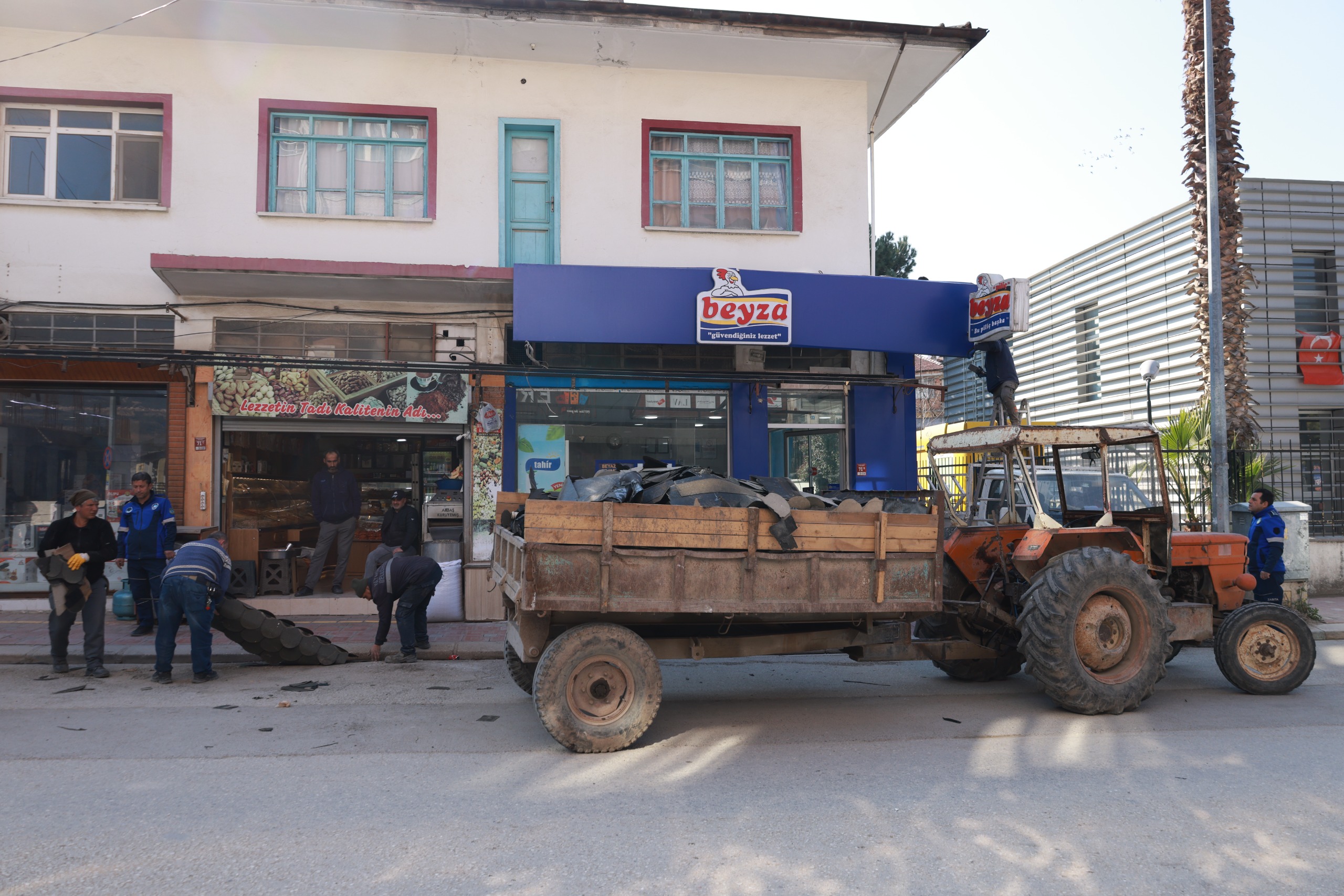 Hatay Büyükşehir ve Yayladağı Belediyeleri, Atatürk Caddesi’nde estetik ve fonksiyonel dönüşüm başlattı. İşte modern çarşıya dair tüm detaylar!