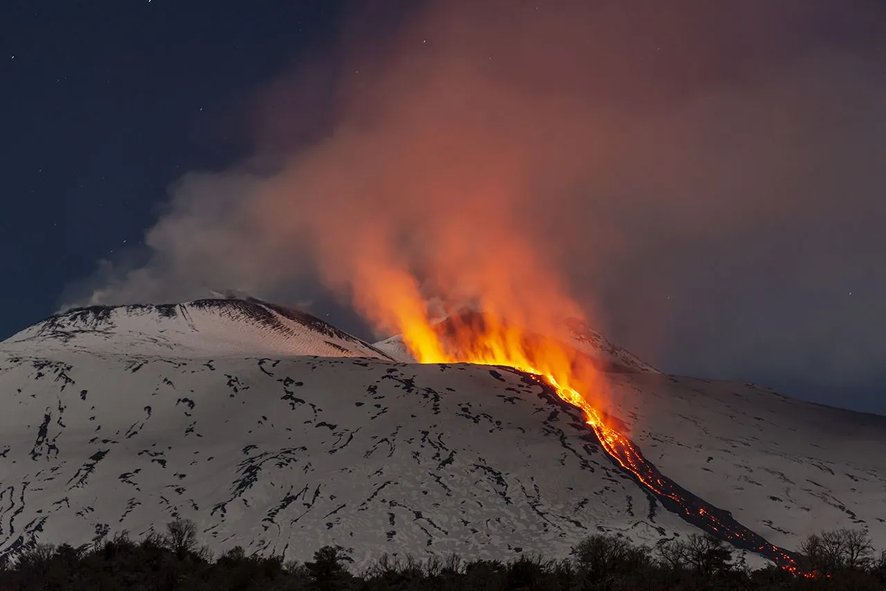 Sicilya'nın Etna Yanardağı, artan volkanik faaliyetlerle çevreyi tehdit ediyor. Lav akıntıları ve kül bulutlarıyla bölge halkı ve turistler için tehlike oluşturan bu durum, hava ulaşımını da etkiledi.