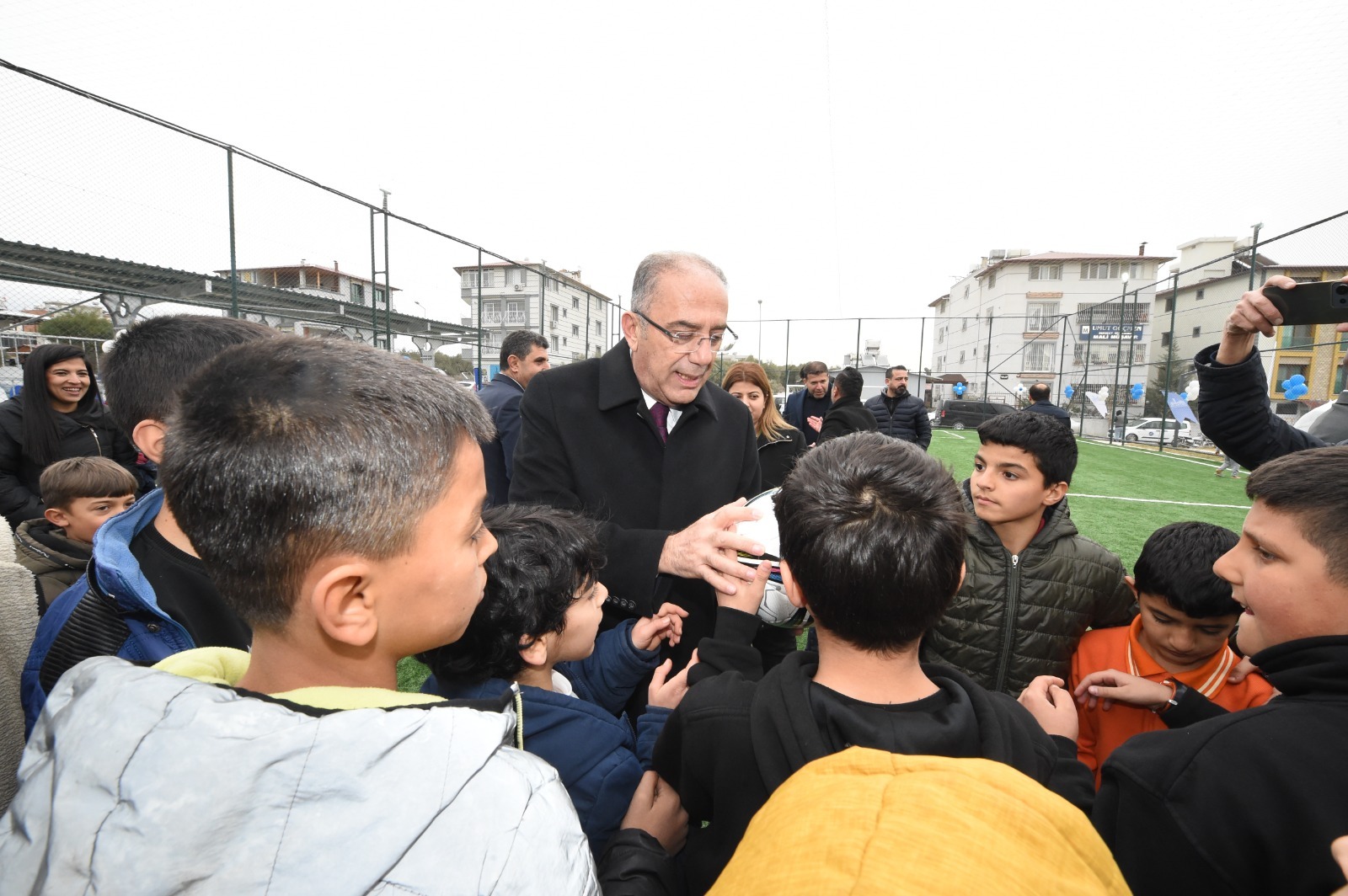 Antakya'da, 6 Şubat depreminde hayatını kaybeden Yılmaz Köse anısına inşa edilen Odabaşı Spor Tesisi'nin açılışı yapıldı. Başkan Yapar, projeyi ve anlamını duyurdu.