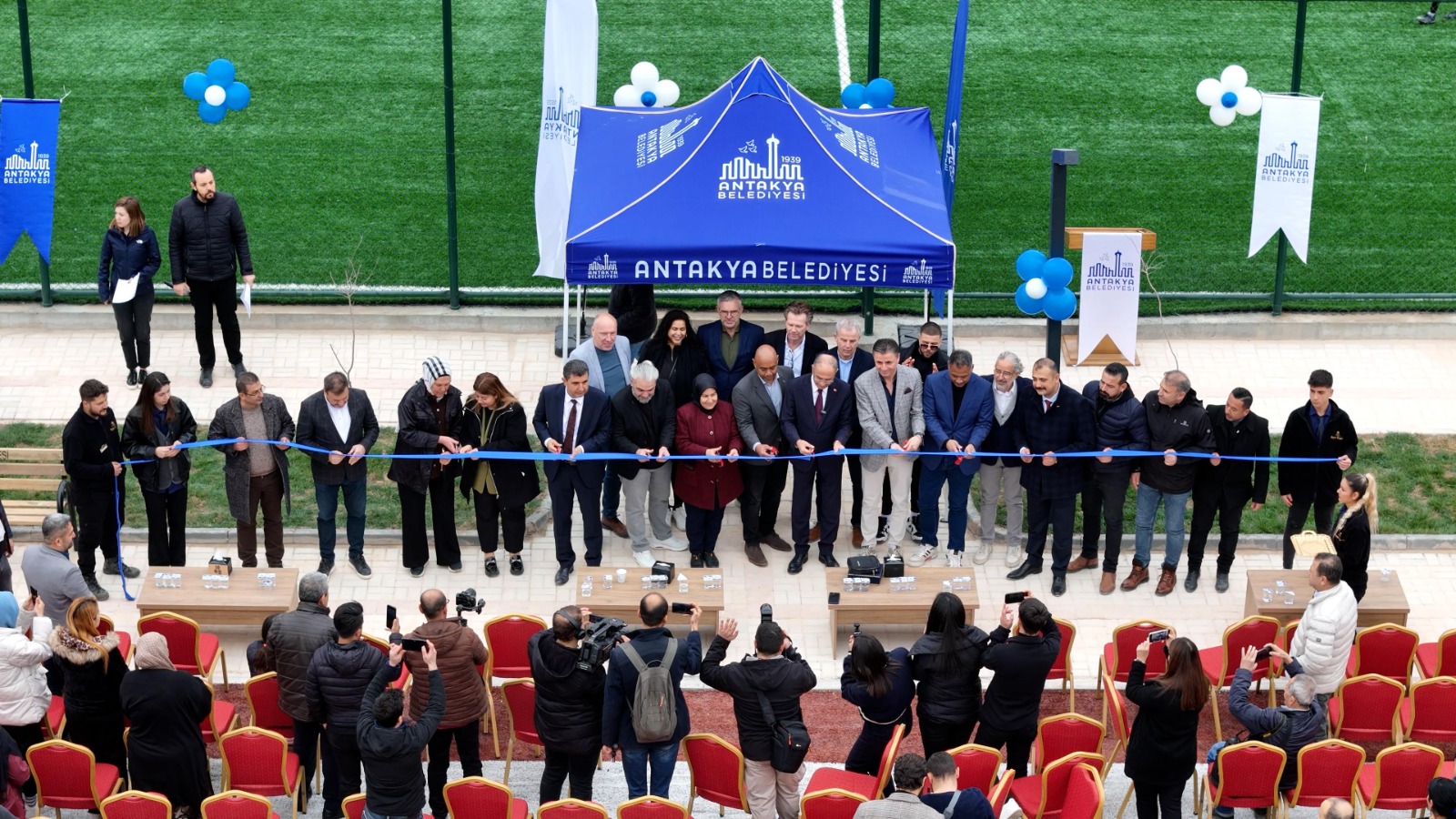 Antakya'da, 6 Şubat depreminde hayatını kaybeden Yılmaz Köse anısına inşa edilen Odabaşı Spor Tesisi'nin açılışı yapıldı. Başkan Yapar, projeyi ve anlamını duyurdu.