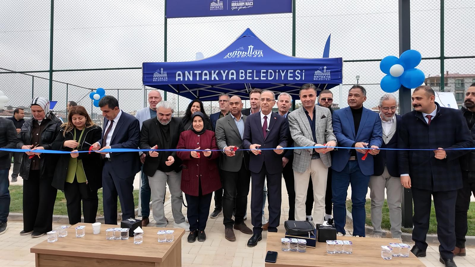 Antakya'da, 6 Şubat depreminde hayatını kaybeden Yılmaz Köse anısına inşa edilen Odabaşı Spor Tesisi'nin açılışı yapıldı. Başkan Yapar, projeyi ve anlamını duyurdu.