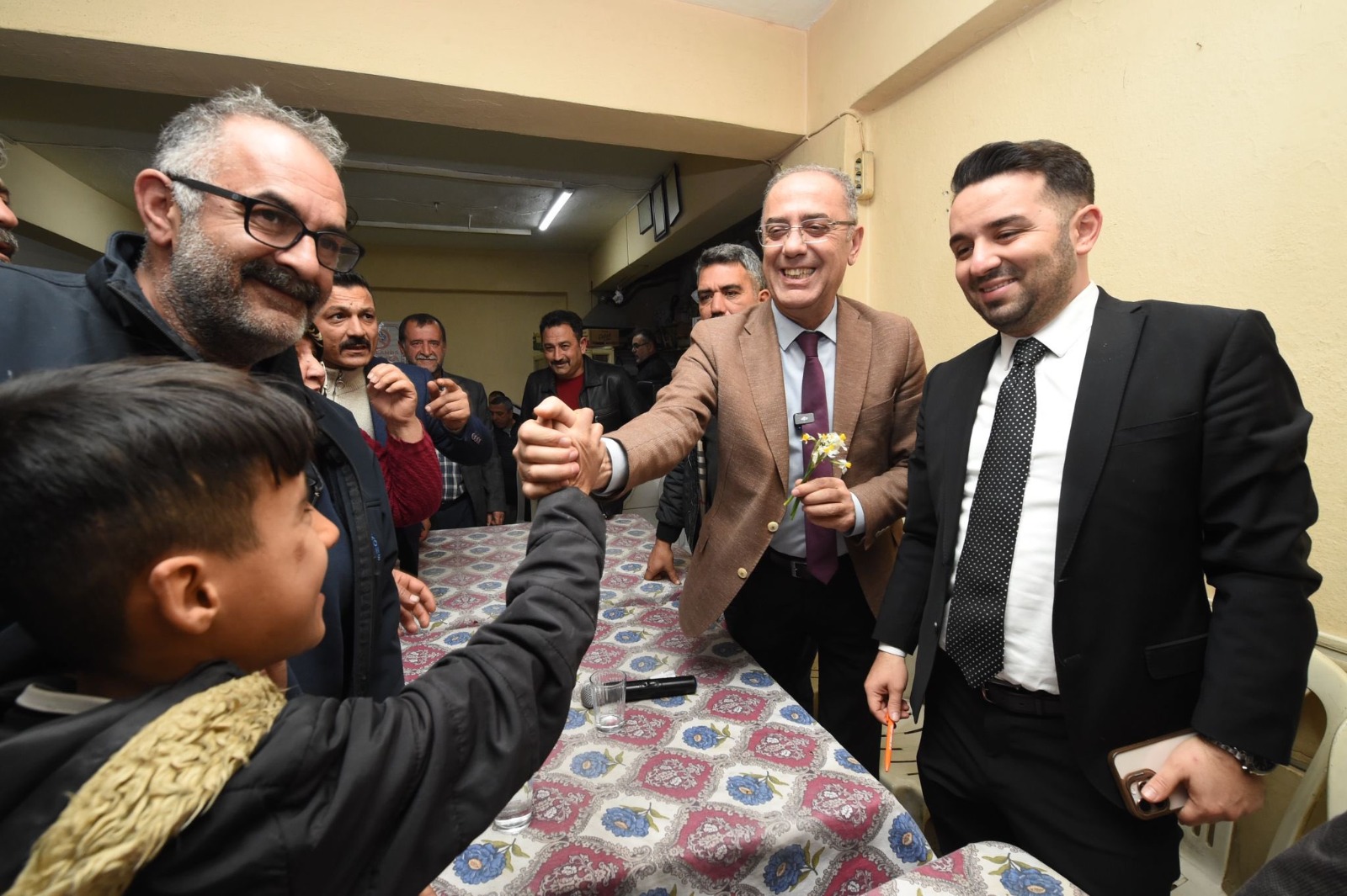 Antakya Belediye Başkanı İbrahim Naci Yapar, Kantara Mahallesi’nde muhtarlar ve vatandaşlarla buluştu. Şehrin sorunlarına çözüm için gece gündüz çalıştıklarını açıkladı. 