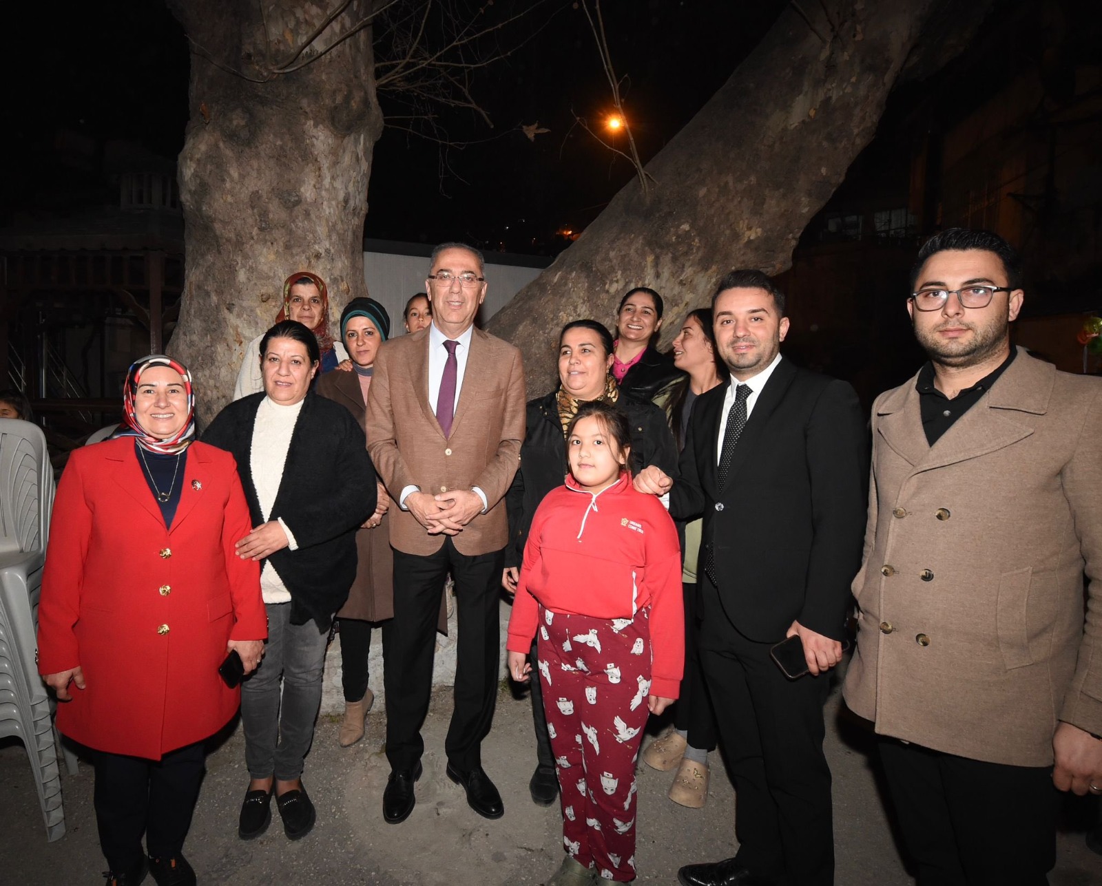 Antakya Belediye Başkanı İbrahim Naci Yapar, Kantara Mahallesi’nde muhtarlar ve vatandaşlarla buluştu. Şehrin sorunlarına çözüm için gece gündüz çalıştıklarını açıkladı. 