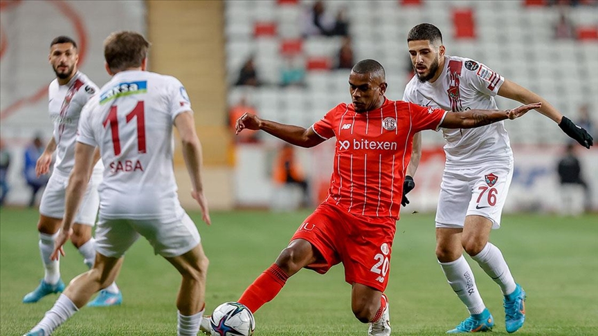 Süper Lig'de Antalyaspor, Hatayspor'u 3-2 mağlup ederek 5 maç sonra galibiyete ulaştı. Hatayspor ise 10 maçtır kazanamamanın sıkıntısını yaşıyor. Detaylar haberimizde! 