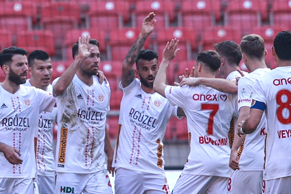 Süper Lig'de Antalyaspor, Hatayspor'u 3-2 mağlup ederek 5 maç sonra galibiyete ulaştı. Hatayspor ise 10 maçtır kazanamamanın sıkıntısını yaşıyor. Detaylar haberimizde! 