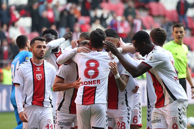 Trendyol Süper Lig’in 22. haftasında Başakşehir, Samsunspor’u ağırlıyor! Eksikler, cezalılar ve stratejilerle dolu bu maç, ligdeki dengeleri değiştirebilir. Futbolseverler, bu heyecanı kaçırmayın! 