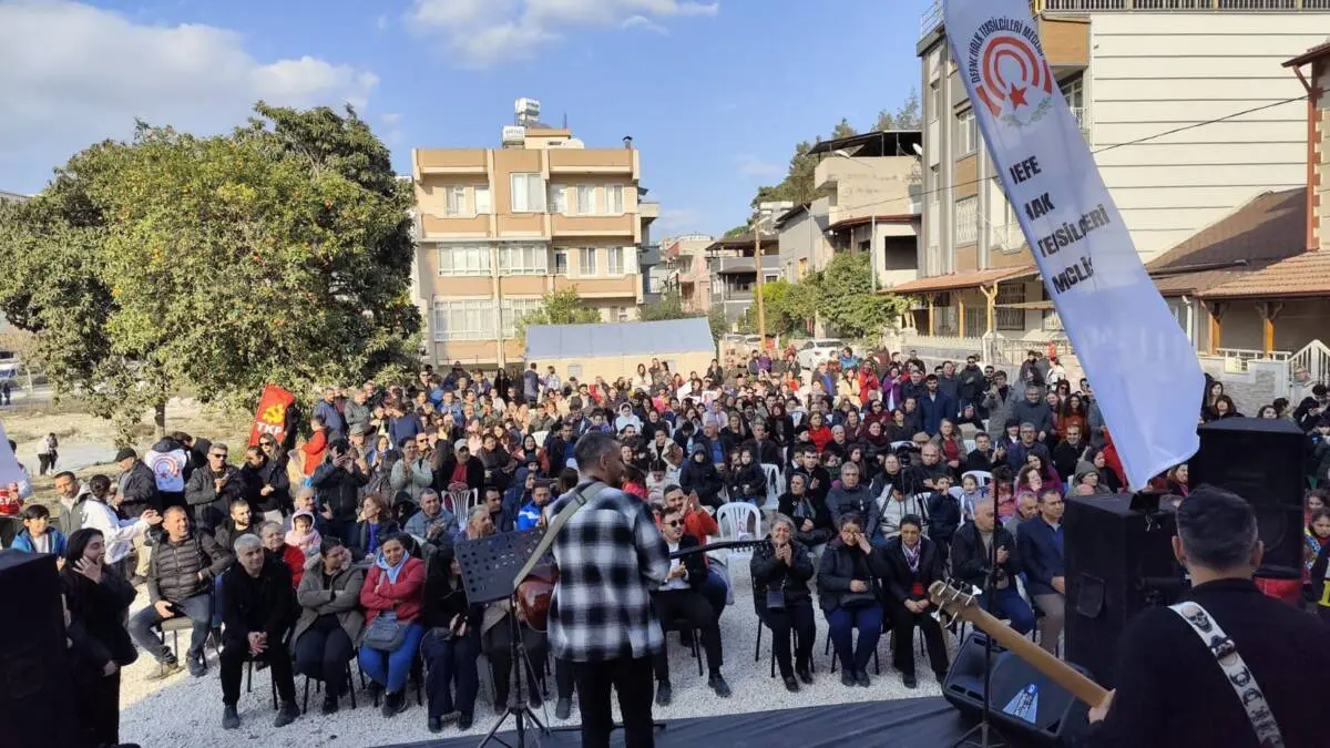 Defne'de halkın sesi yükseliyor! Eğitimden sanata, dayanışmadan kültüre birçok alanda hizmet verecek yeni bir kültür merkezi açıldı. Açılışa TKP Genel Sekreteri Kemal Okuyan da katıldı.