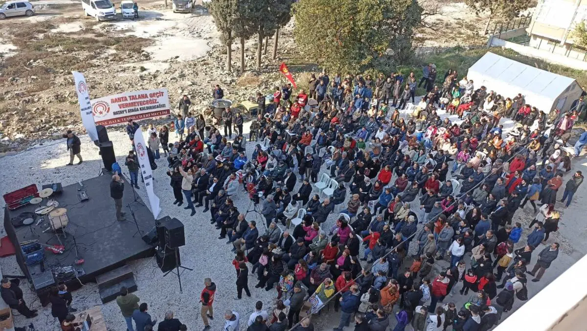 Defne'de halkın sesi yükseliyor! Eğitimden sanata, dayanışmadan kültüre birçok alanda hizmet verecek yeni bir kültür merkezi açıldı. Açılışa TKP Genel Sekreteri Kemal Okuyan da katıldı.