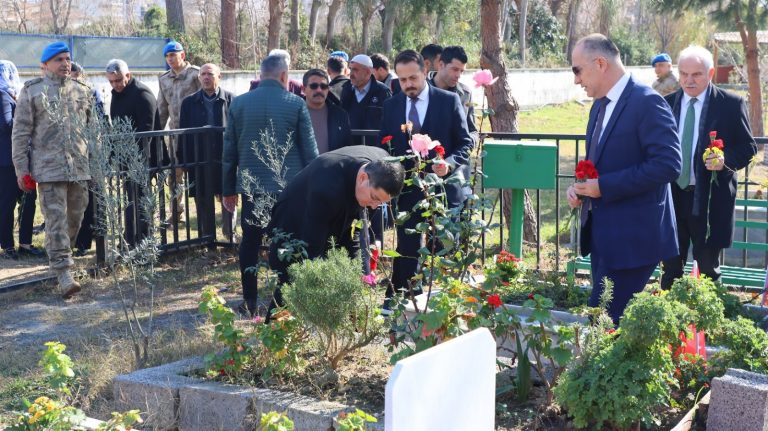 Dörtyol Belediye Başkanı Dr. Bahadır Amaç, depremde hayatını kaybedenleri anmak için düzenlediği etkinlikte helva dağıtarak birlik ve beraberlik mesajı verdi. Etkinlikte neler yaşandı?