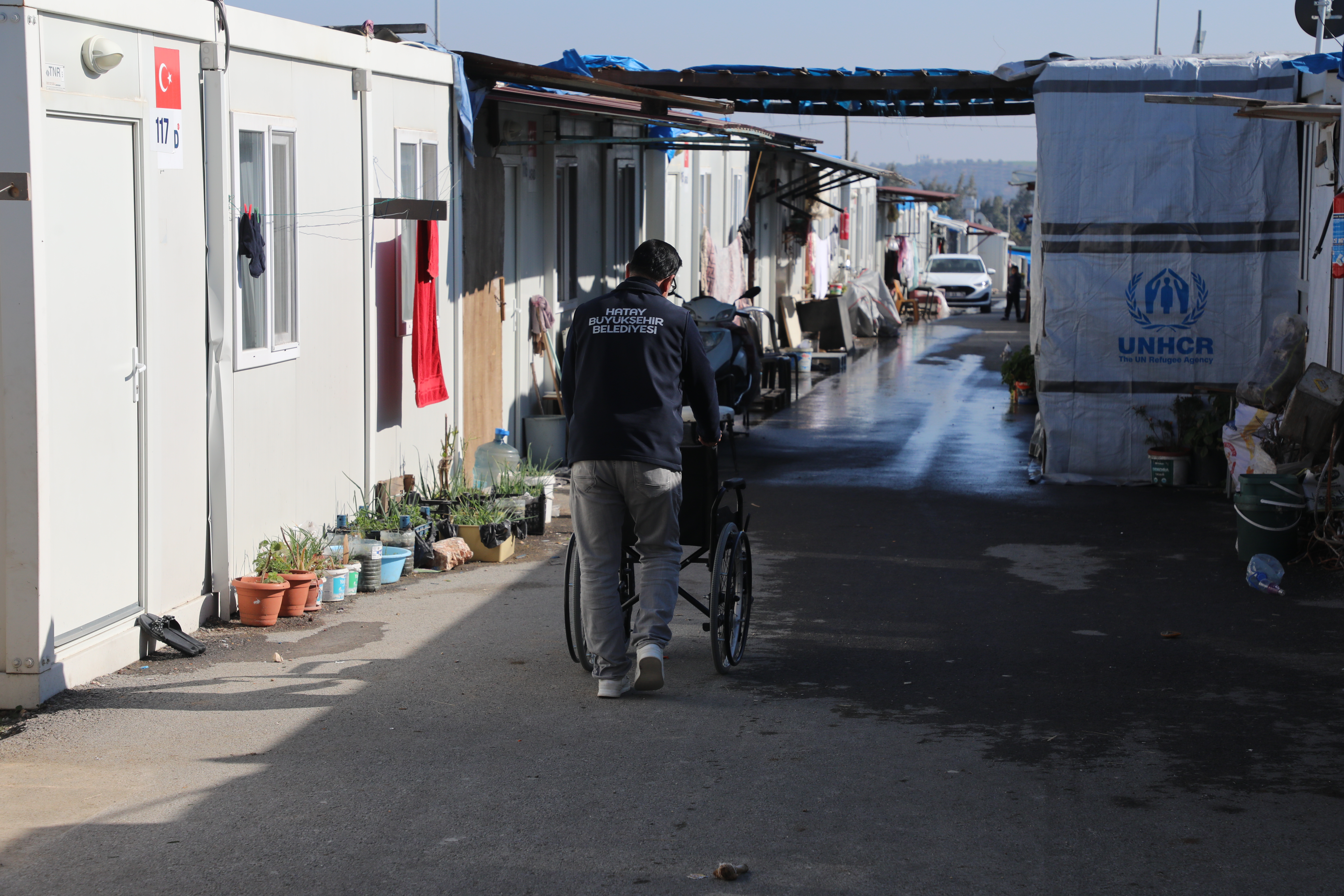 Hatay Büyükşehir Belediyesi, engelli vatandaşlar için 11 tekerlekli sandalye dağıttı. Depremde enkaz altında kalan Türkan Alaş’ın hayatı değişti.