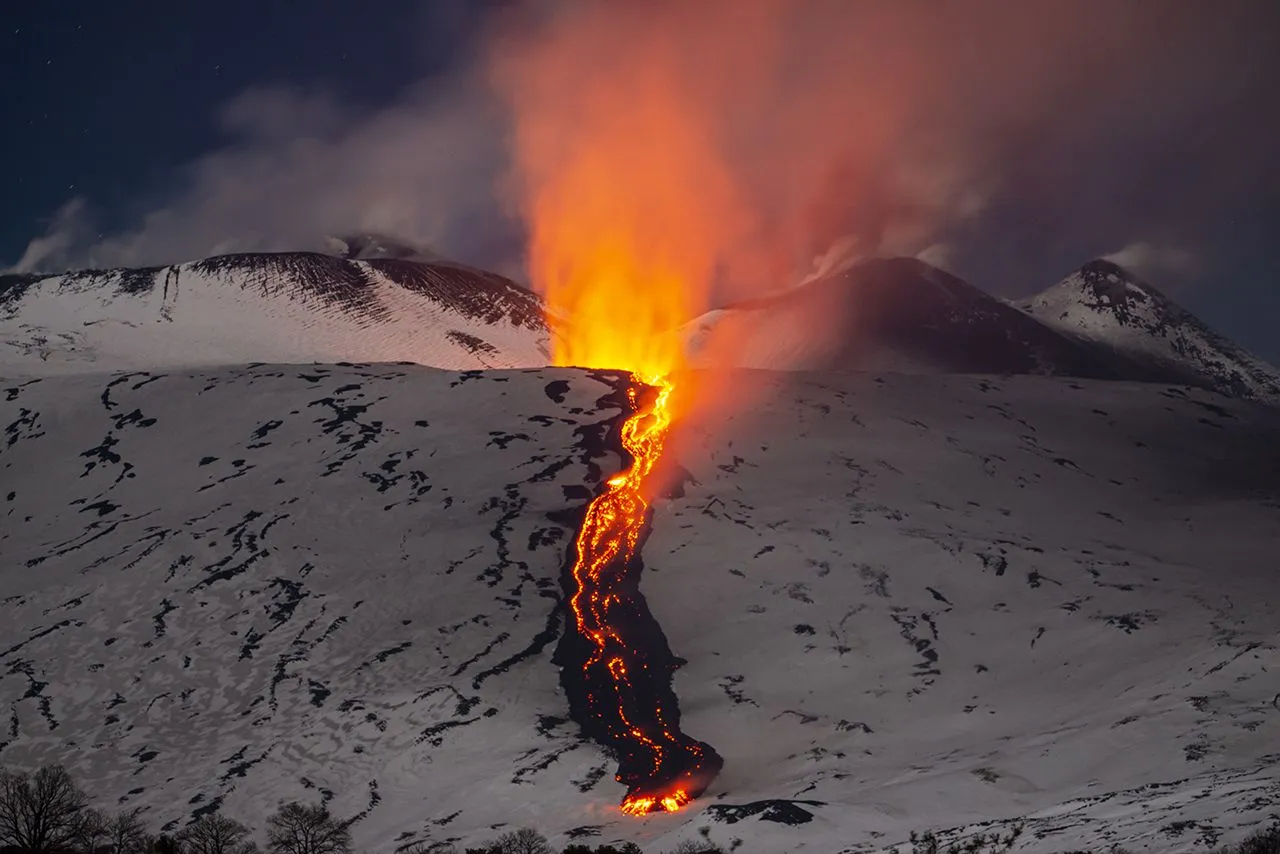 Sicilya'nın Etna Yanardağı, artan volkanik faaliyetlerle çevreyi tehdit ediyor. Lav akıntıları ve kül bulutlarıyla bölge halkı ve turistler için tehlike oluşturan bu durum, hava ulaşımını da etkiledi.