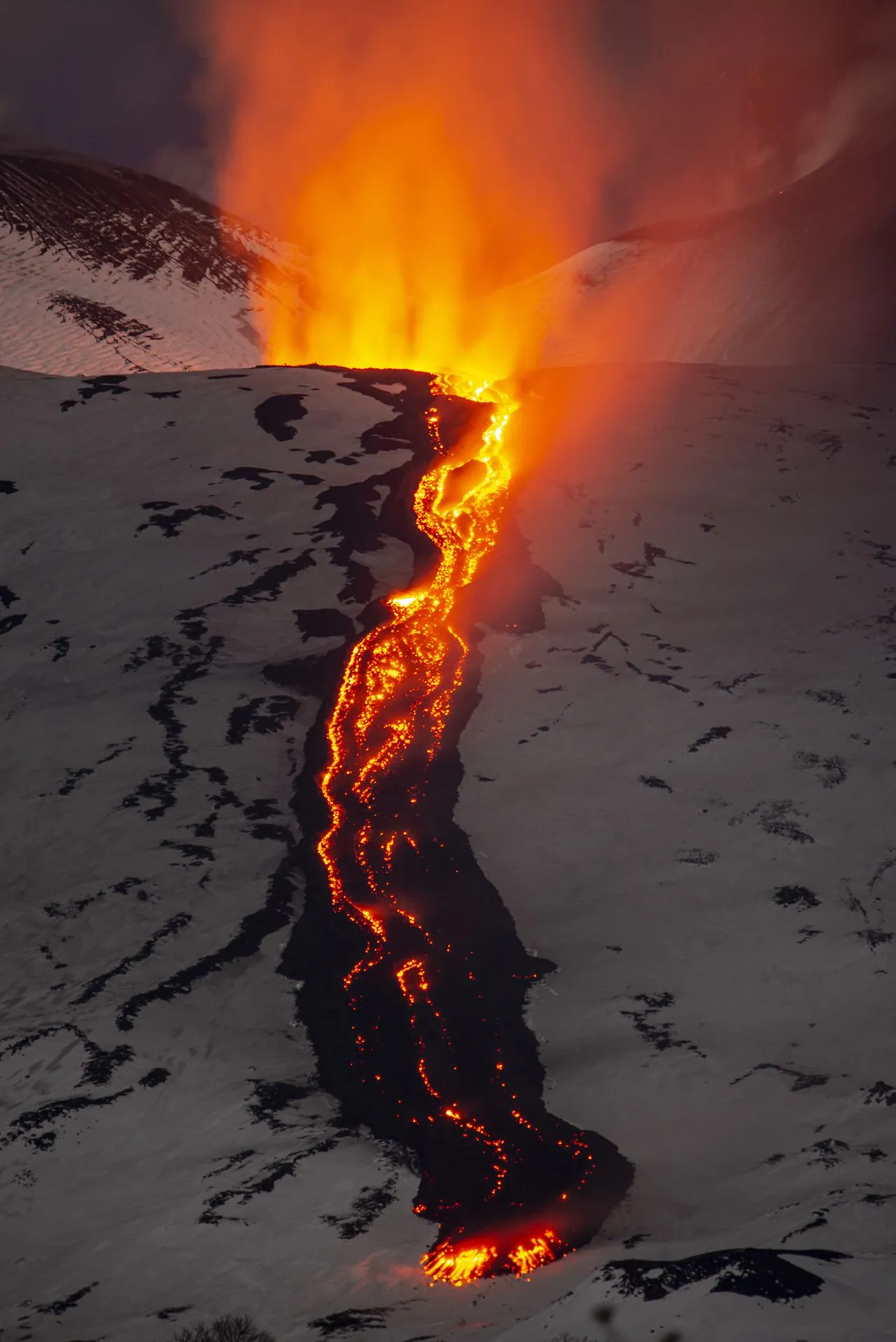 Sicilya'nın Etna Yanardağı, artan volkanik faaliyetlerle çevreyi tehdit ediyor. Lav akıntıları ve kül bulutlarıyla bölge halkı ve turistler için tehlike oluşturan bu durum, hava ulaşımını da etkiledi.