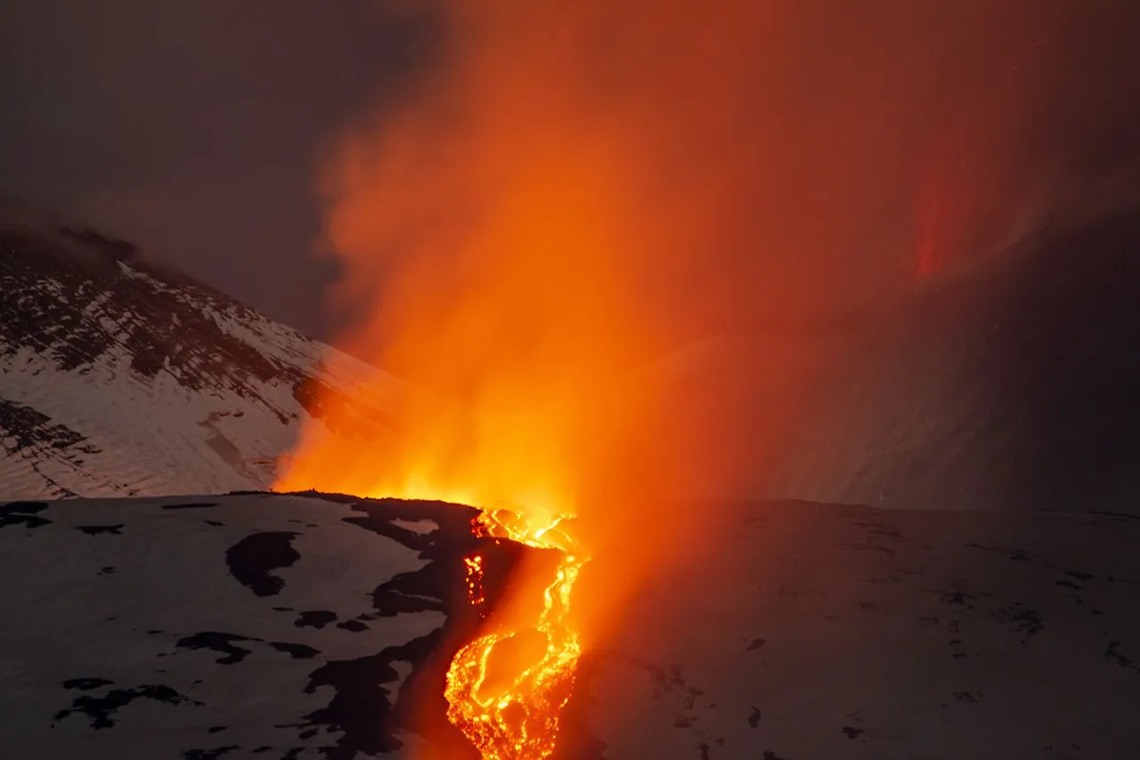 Sicilya'nın Etna Yanardağı, artan volkanik faaliyetlerle çevreyi tehdit ediyor. Lav akıntıları ve kül bulutlarıyla bölge halkı ve turistler için tehlike oluşturan bu durum, hava ulaşımını da etkiledi.