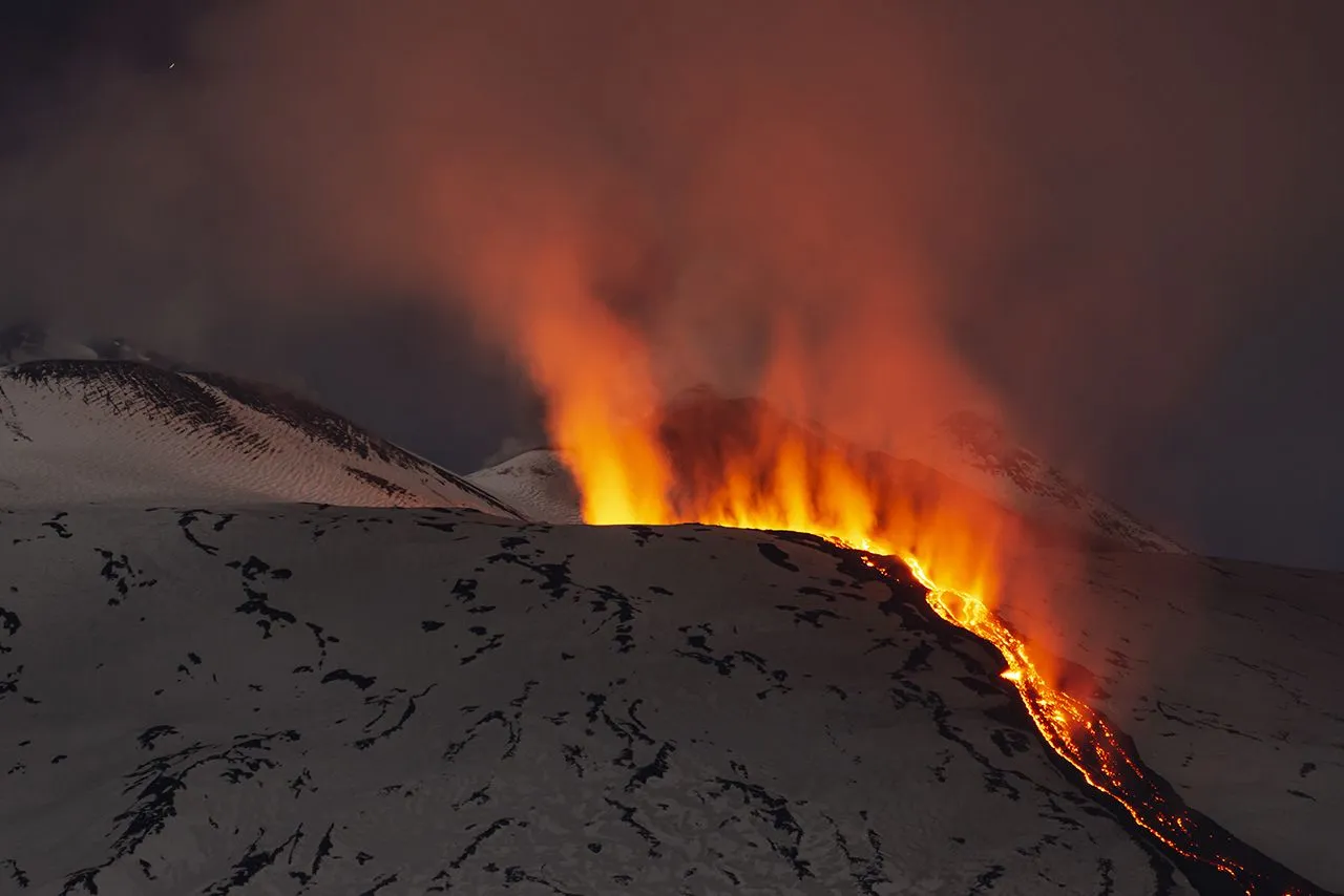 Sicilya'nın Etna Yanardağı, artan volkanik faaliyetlerle çevreyi tehdit ediyor. Lav akıntıları ve kül bulutlarıyla bölge halkı ve turistler için tehlike oluşturan bu durum, hava ulaşımını da etkiledi.