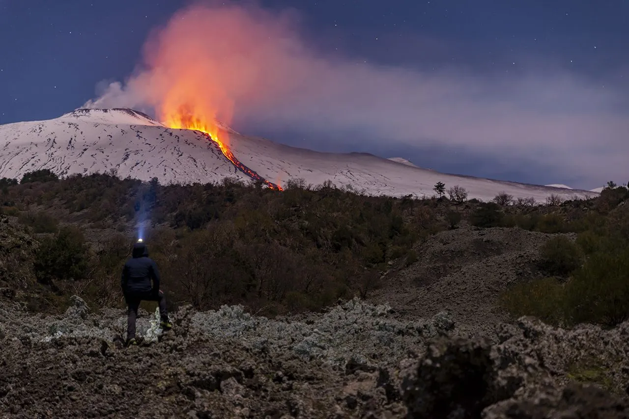 Sicilya'nın Etna Yanardağı, artan volkanik faaliyetlerle çevreyi tehdit ediyor. Lav akıntıları ve kül bulutlarıyla bölge halkı ve turistler için tehlike oluşturan bu durum, hava ulaşımını da etkiledi.