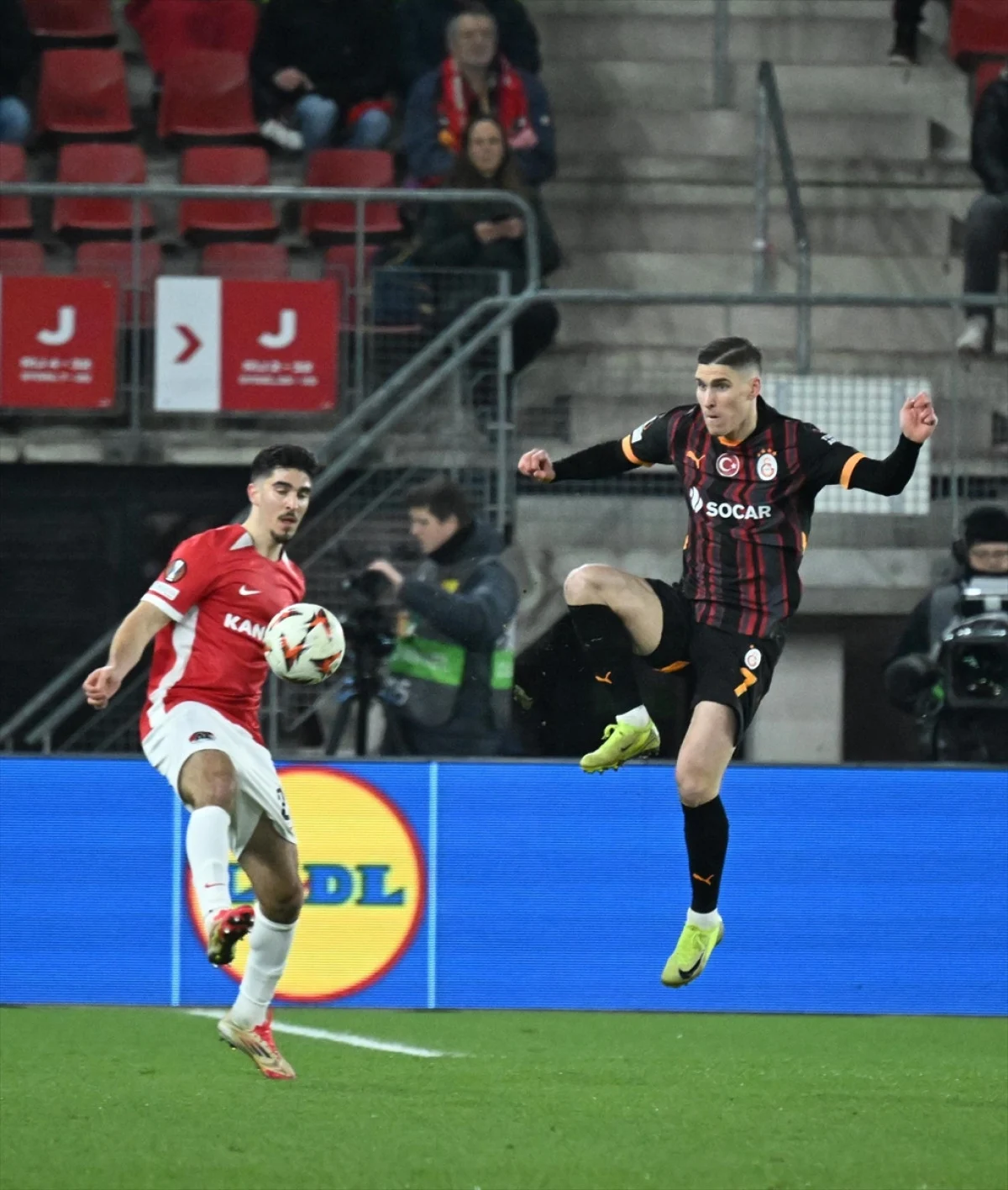 Galatasaray, UEFA Avrupa Ligi'nde AZ Alkmaar’a 4-1 yenildi. Sallai, golüne rağmen sevinmedi, "Herkes daha iyisini yapmalıydı" diyerek takımın kötü performansını değerlendirdi.