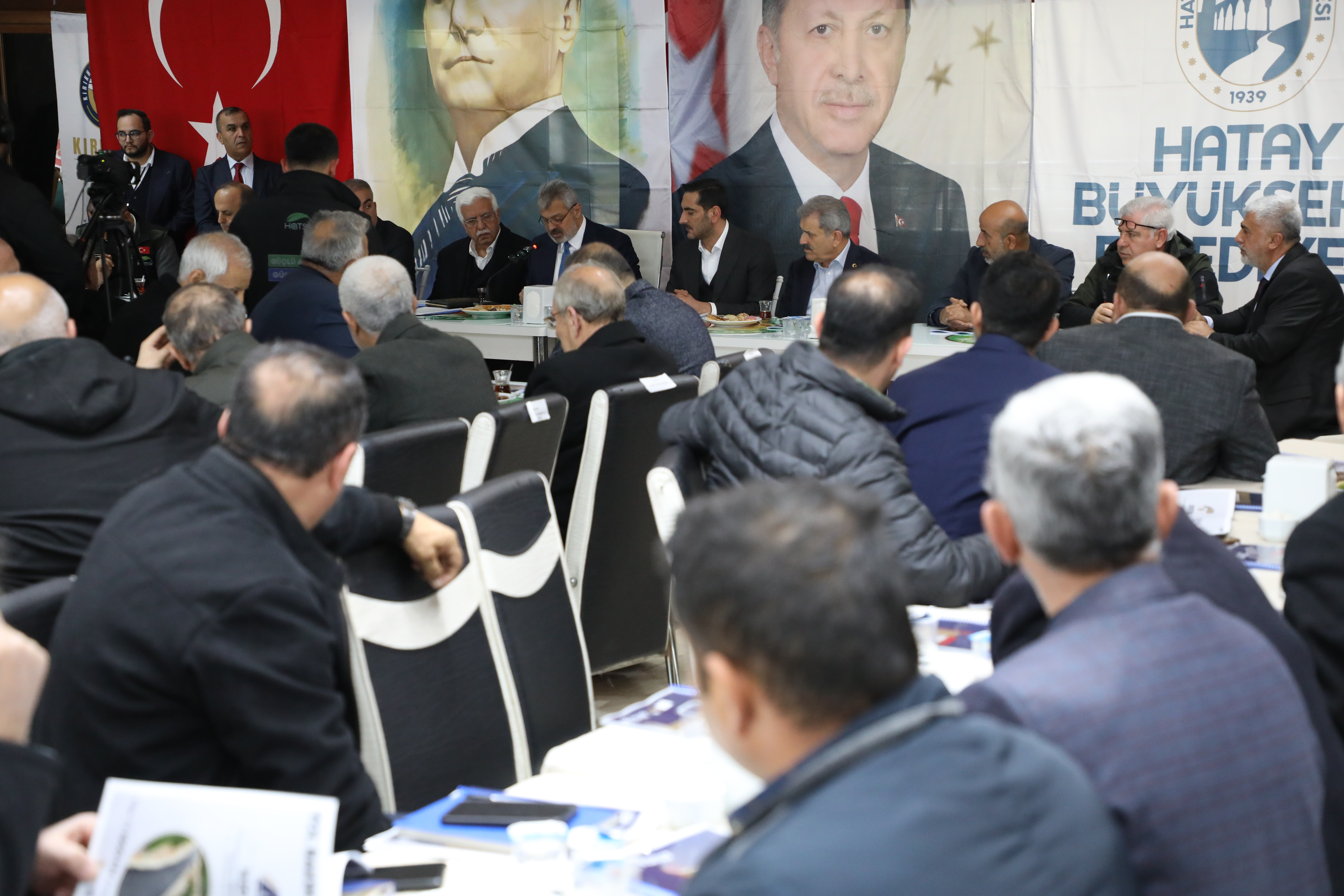 Hatay Büyükşehir Belediye Başkanı Mehmet Öntürk, Kırıkhan'da altyapı yatırımlarını hızlandıracaklarını belirterek, ilçede 50 yıl boyunca su sorunu yaşanmayacağını müjdeledi.
