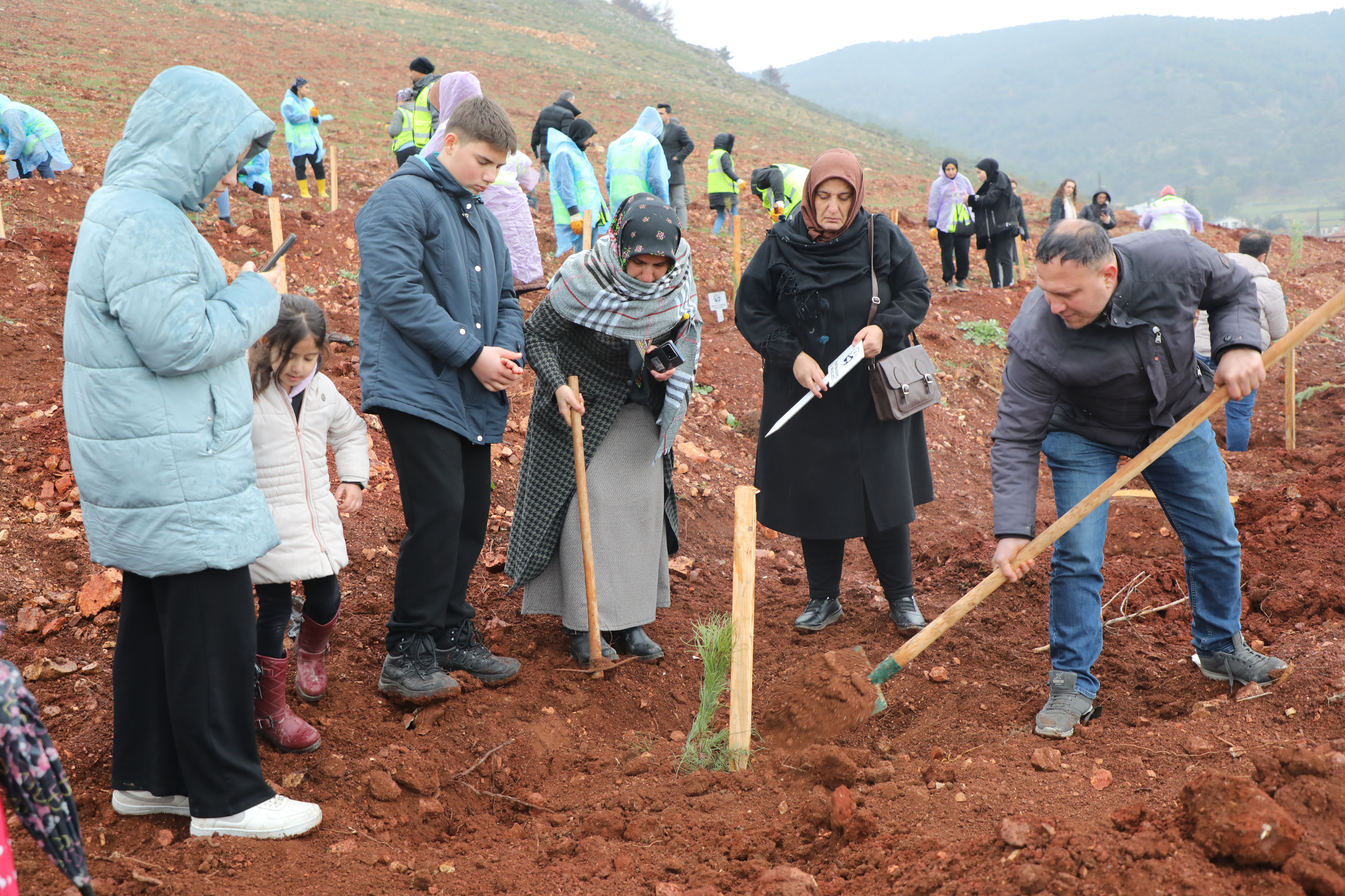 Hatay Büyükşehir Belediyesi, 6 Şubat depreminde hayatını kaybeden 159 personelinin anısını yaşatmak için fidan dikim etkinliği düzenledi. 